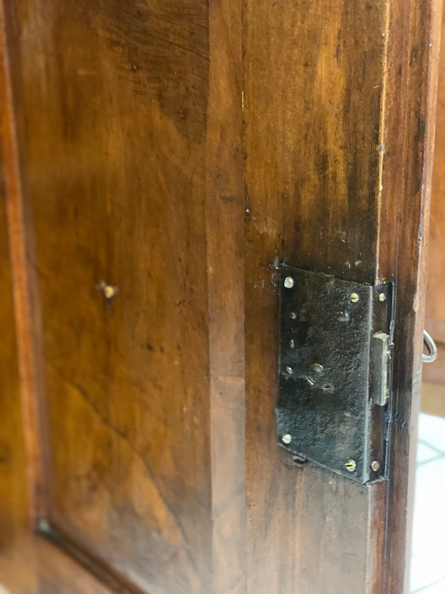 Credenza scantonata in ciliegio inizio XIX secolo .restaurata