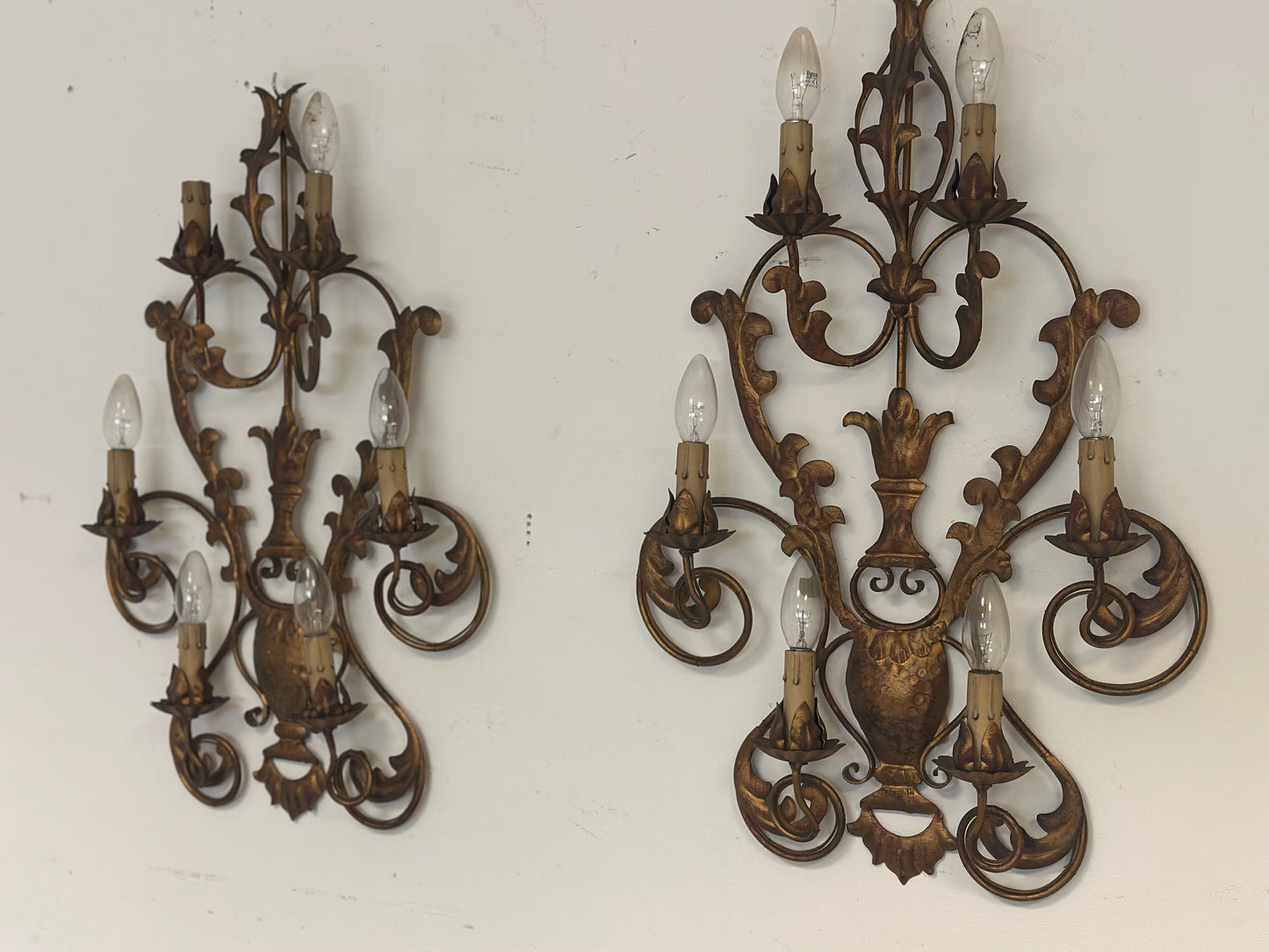 Coppia di apliques in bronzo dorato a sei fiamme. Fine 800