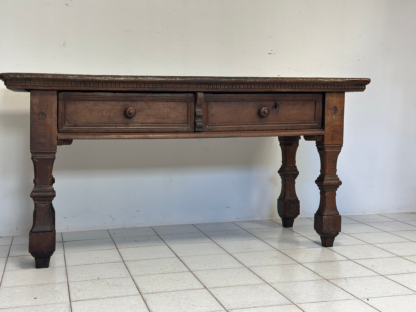 Tavolo scrittoio Luigi XIV . Lombardia inizio 600