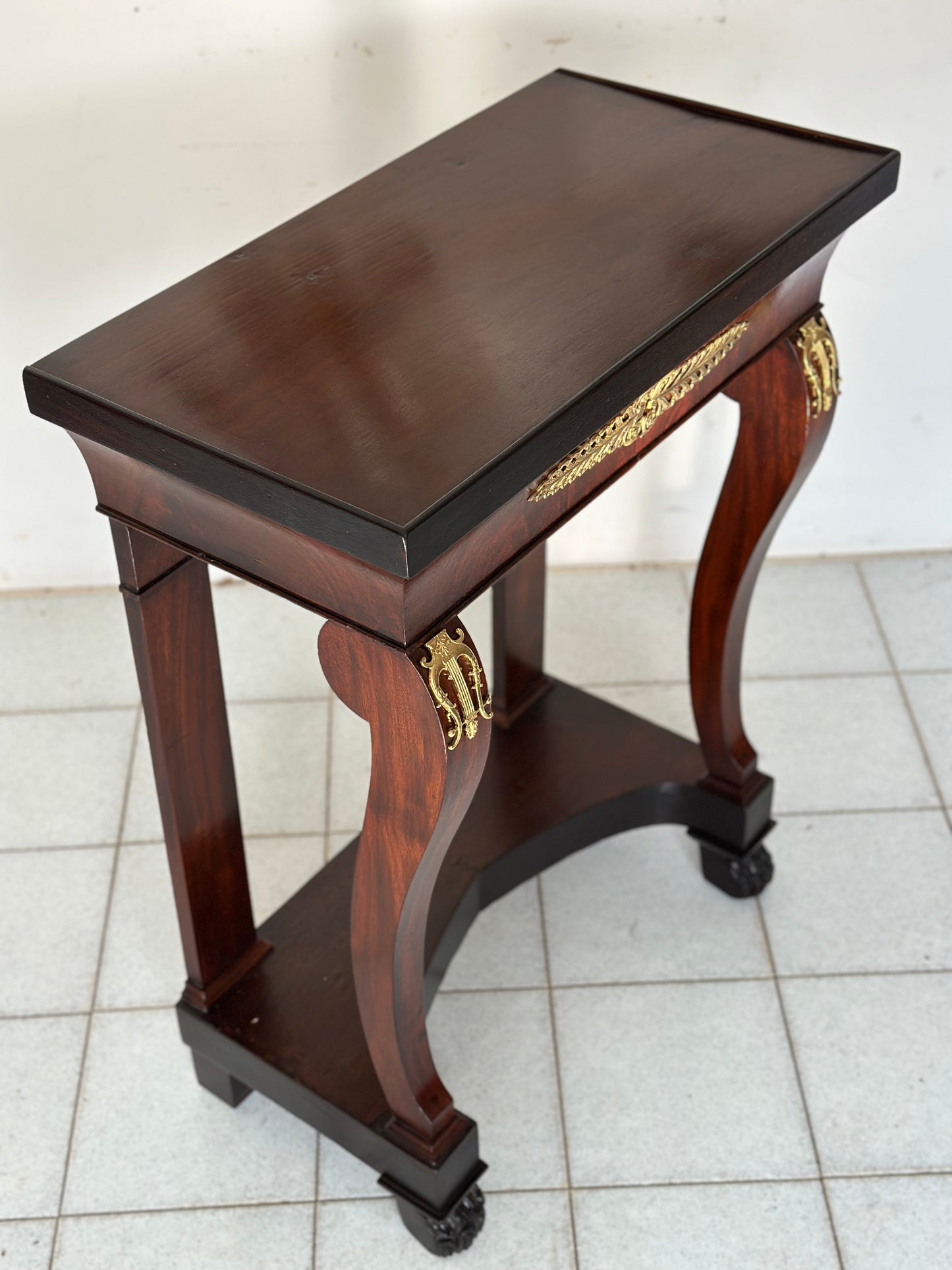 Piccola Consolle impero in mogano con fregi in bronzo dorato . Primi 800 restaurata