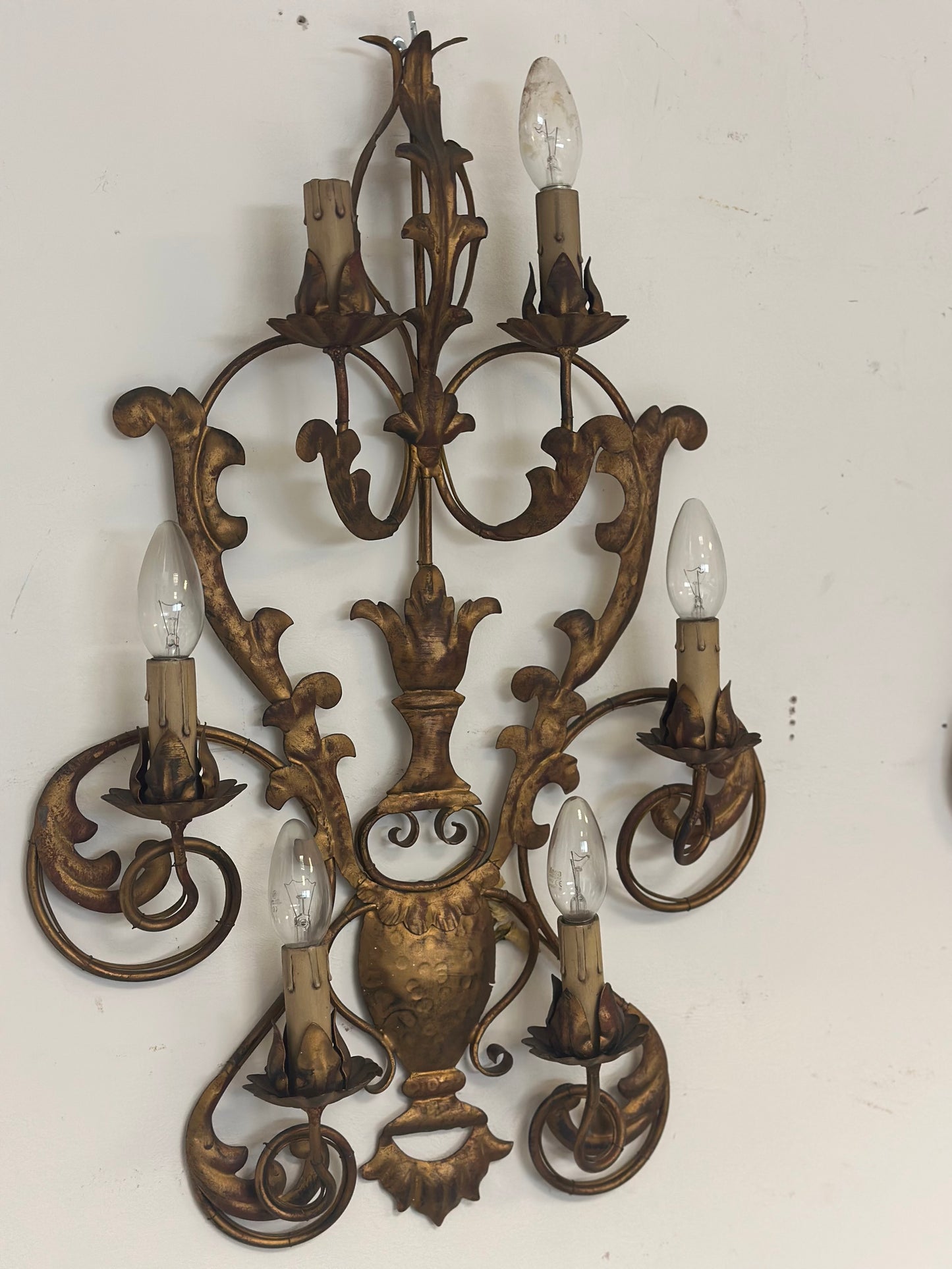 Coppia di apliques in bronzo dorato a sei fiamme. Fine 800