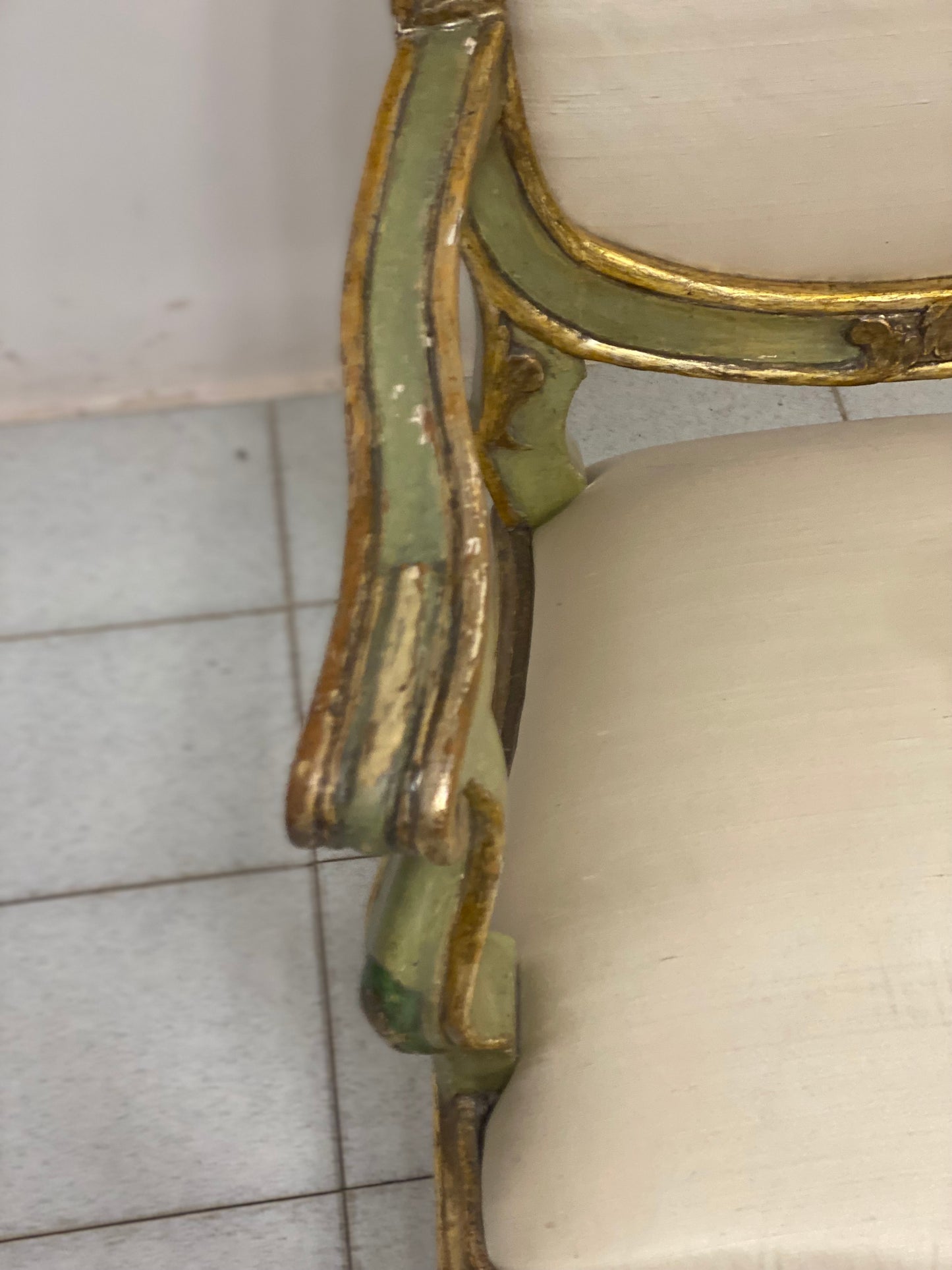 Poltrona Luigi XV in legno intagliato laccato dorato . Marche primi 700