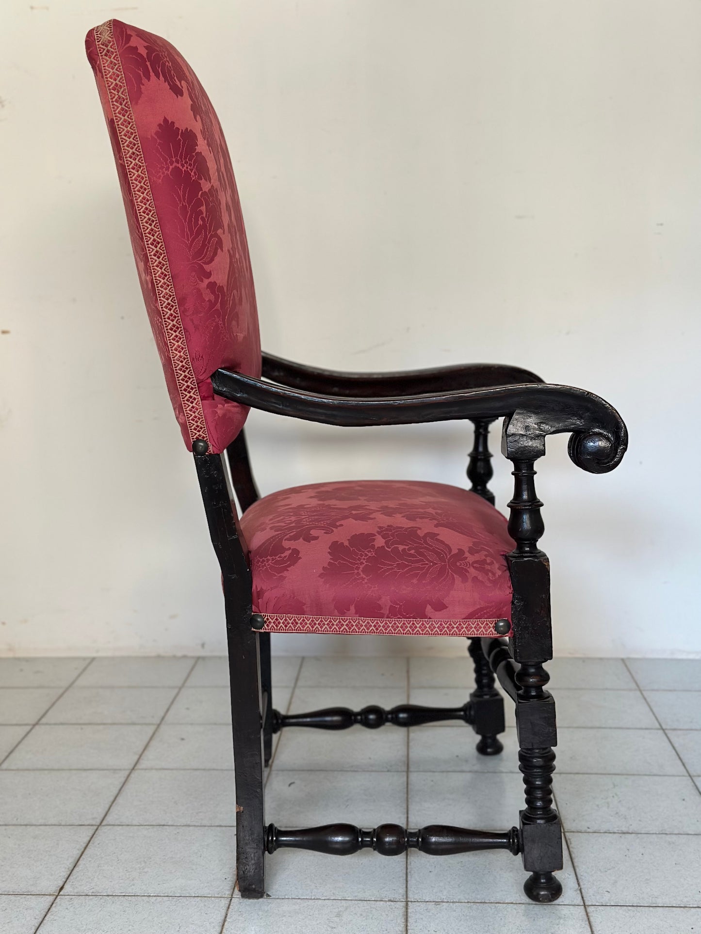 Trono seggiolone in noce . Bologna XVIII secolo