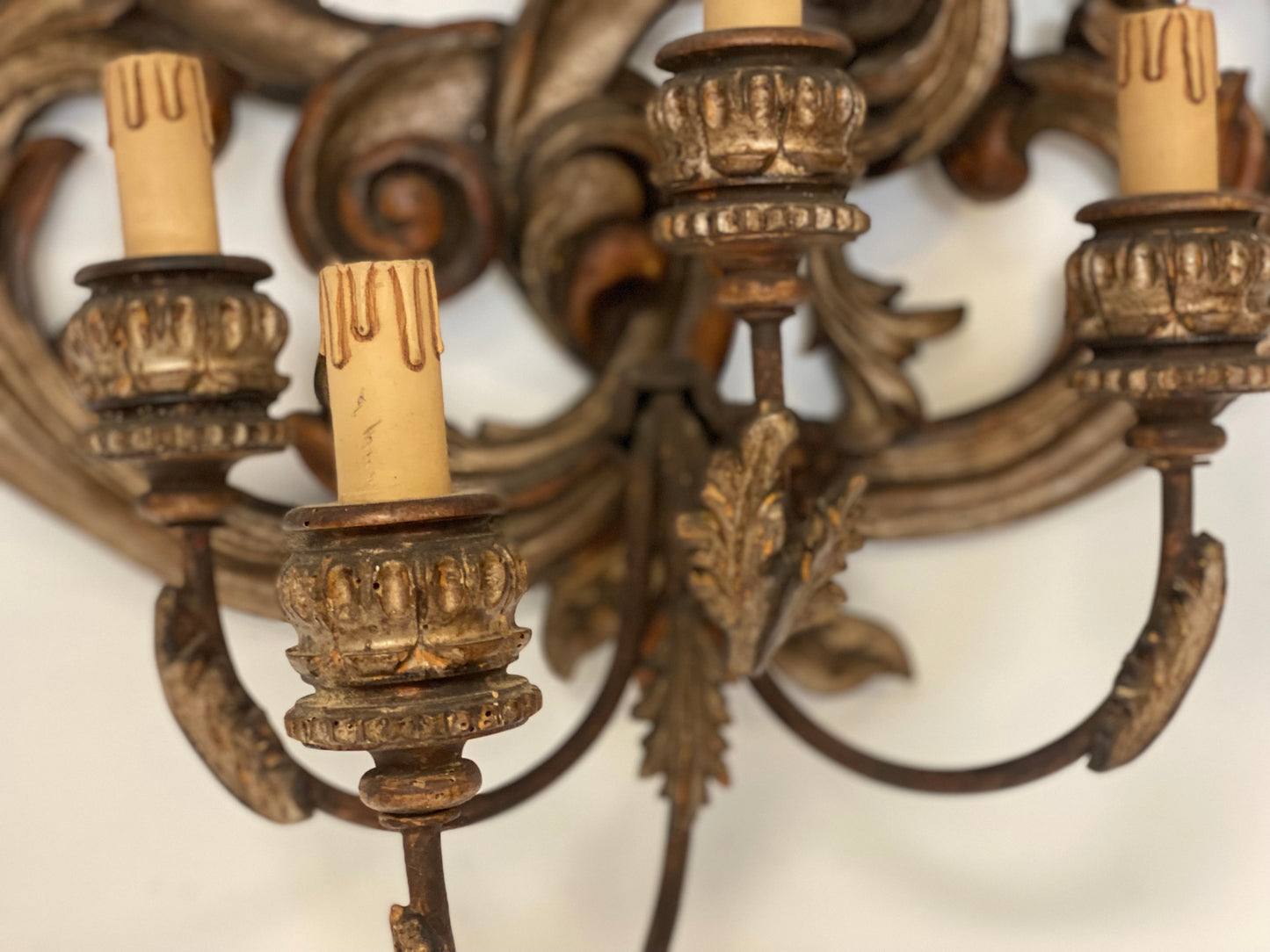 Candeliere applique da muro in legno intagliato e argentato . Metà 800