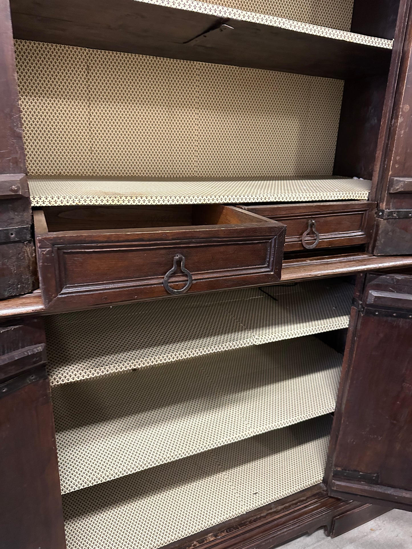 Credenza doppio corpo . Emilia Modena Bologna prima metà dell’ 600