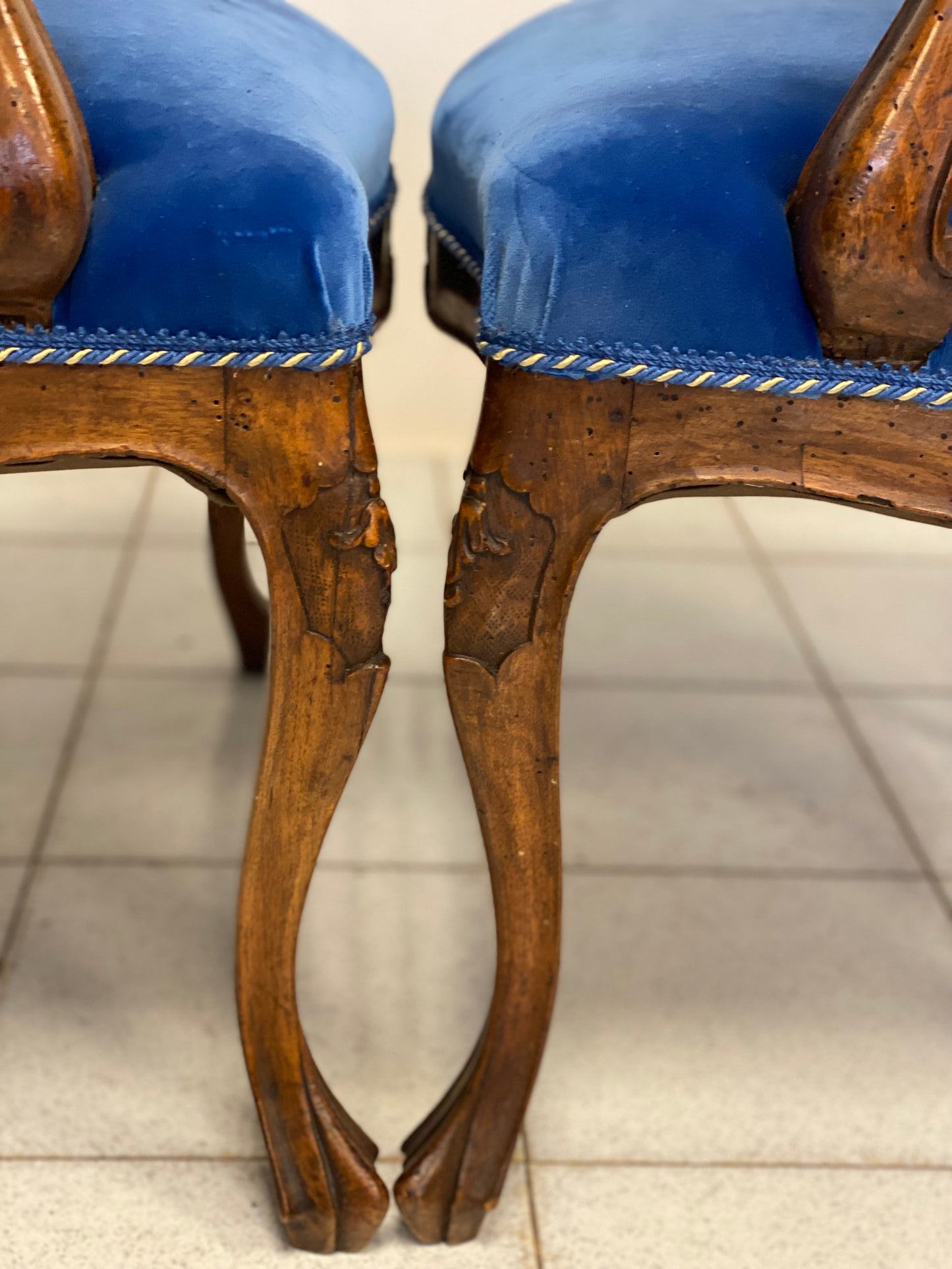 Coppia di poltrone in noce . Venezia XIX secolo