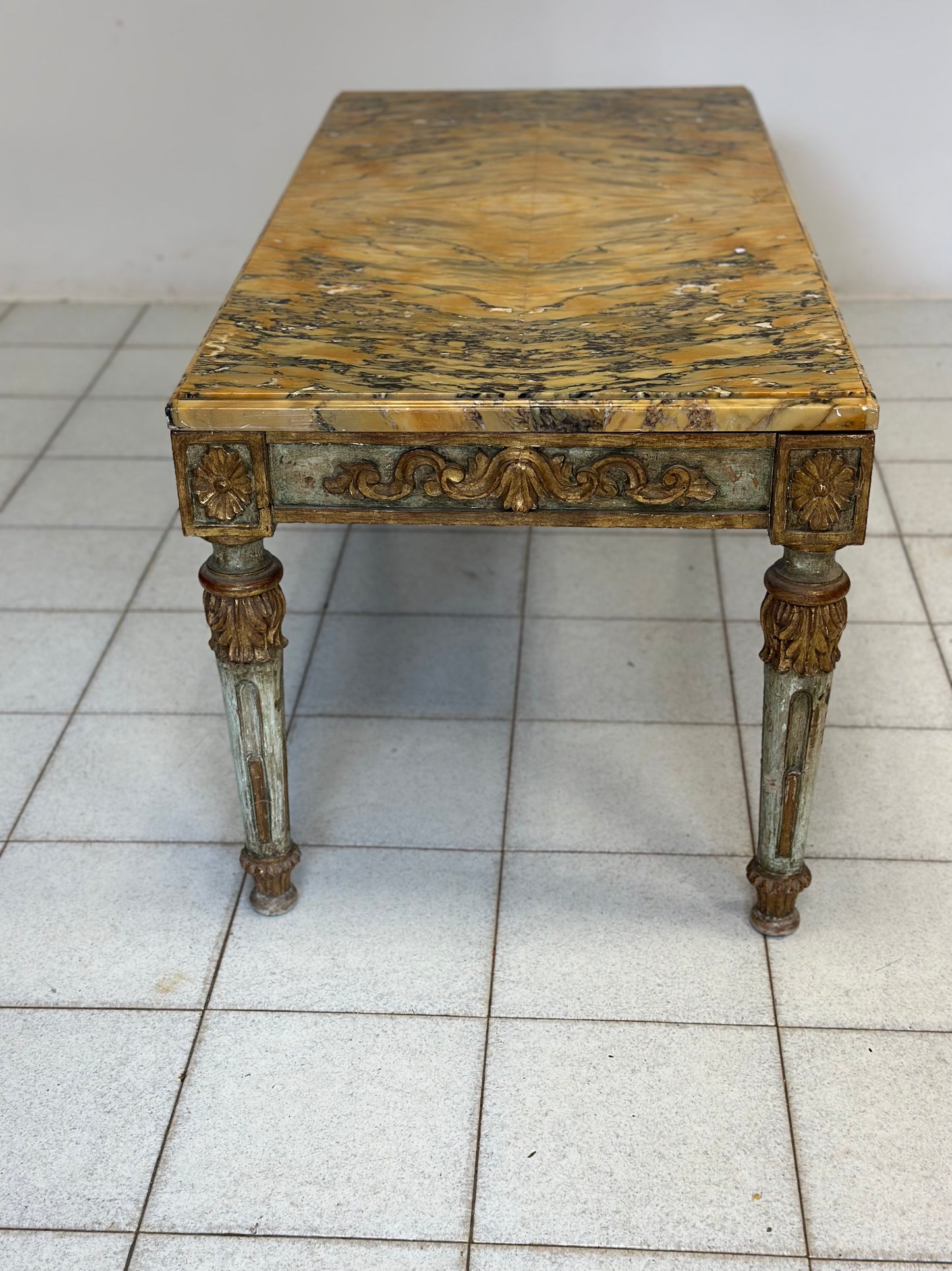 Tavolino intagliato laccato dorato Napoleone III con piano in marmo