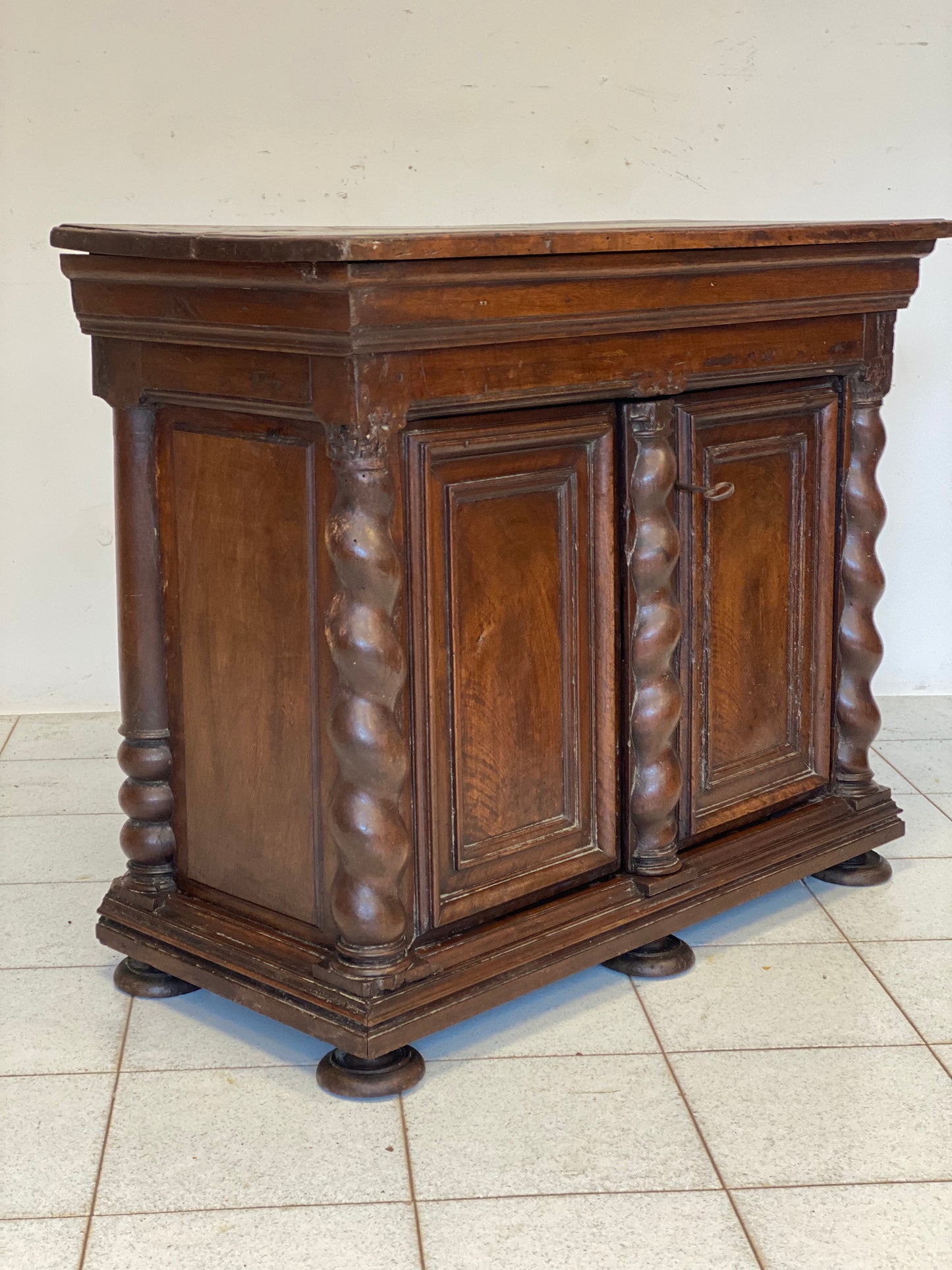 Piccola credenza in noce lombarda . XVII secolo