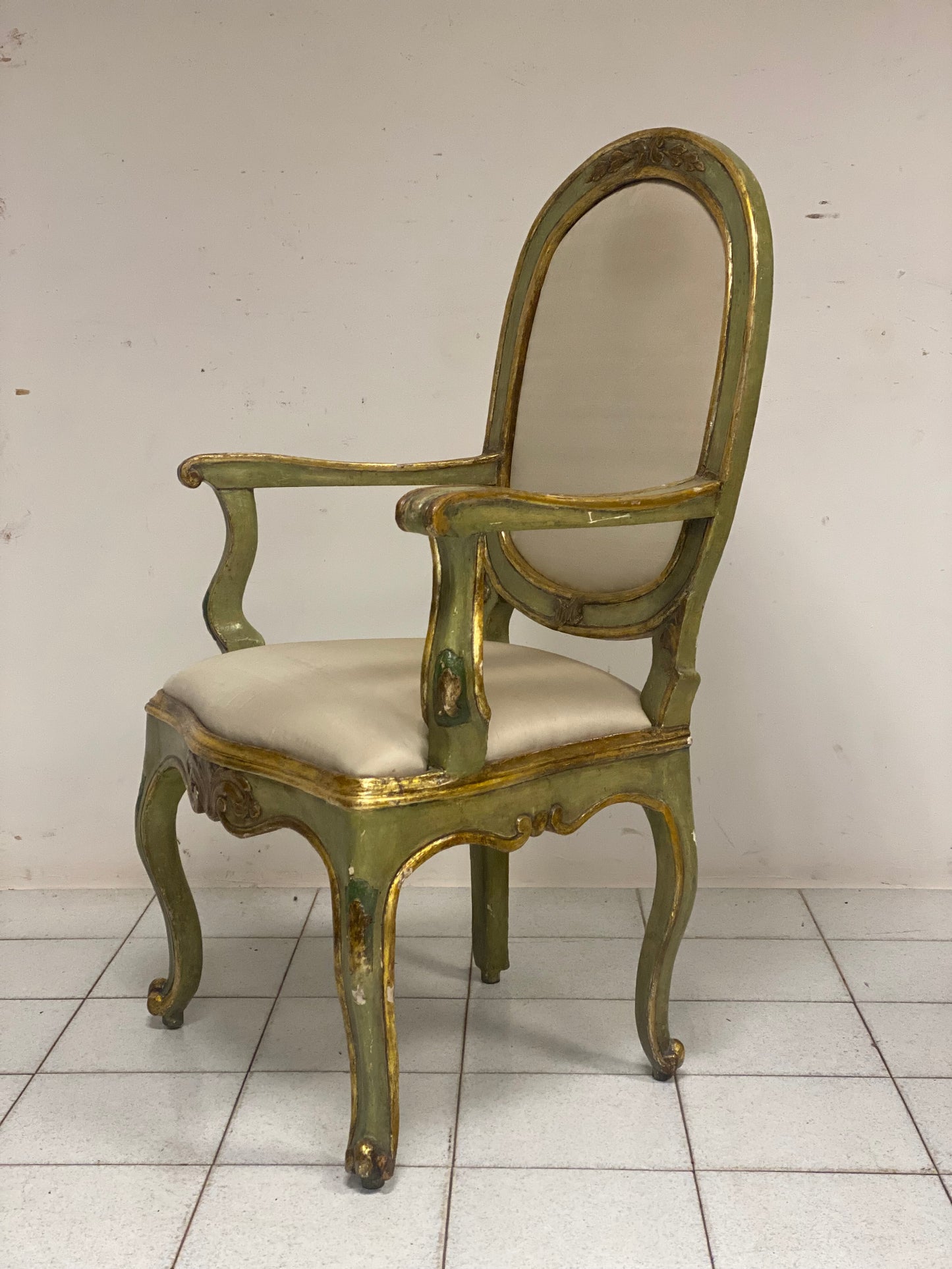 Poltrona Luigi XV in legno intagliato laccato dorato . Marche primi 700