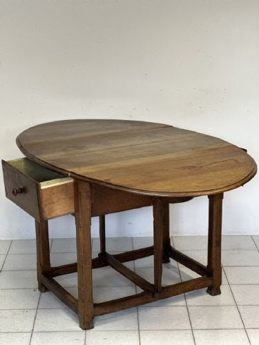 Tavolo a bandelle in noce . XVII secolo