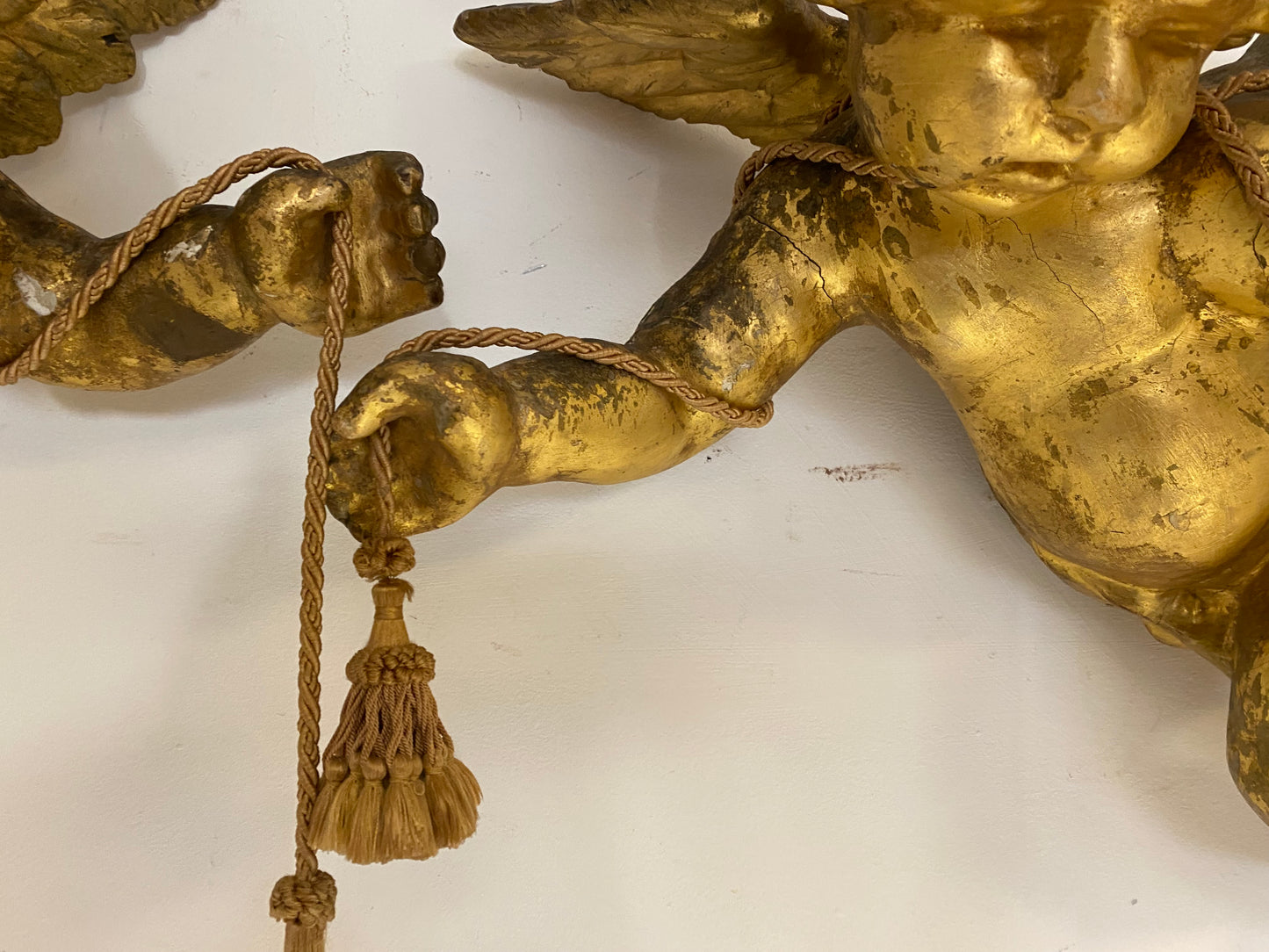 Coppia di angeli lignei alati e dorati . Roma fine 500