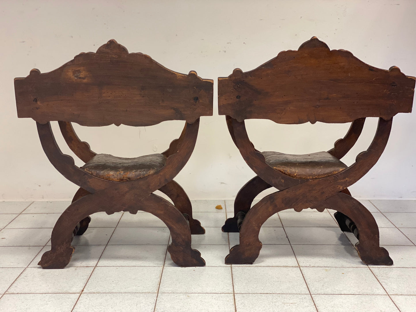 Coppia di poltrone Savonarole in noce scolpite. XVII secolo