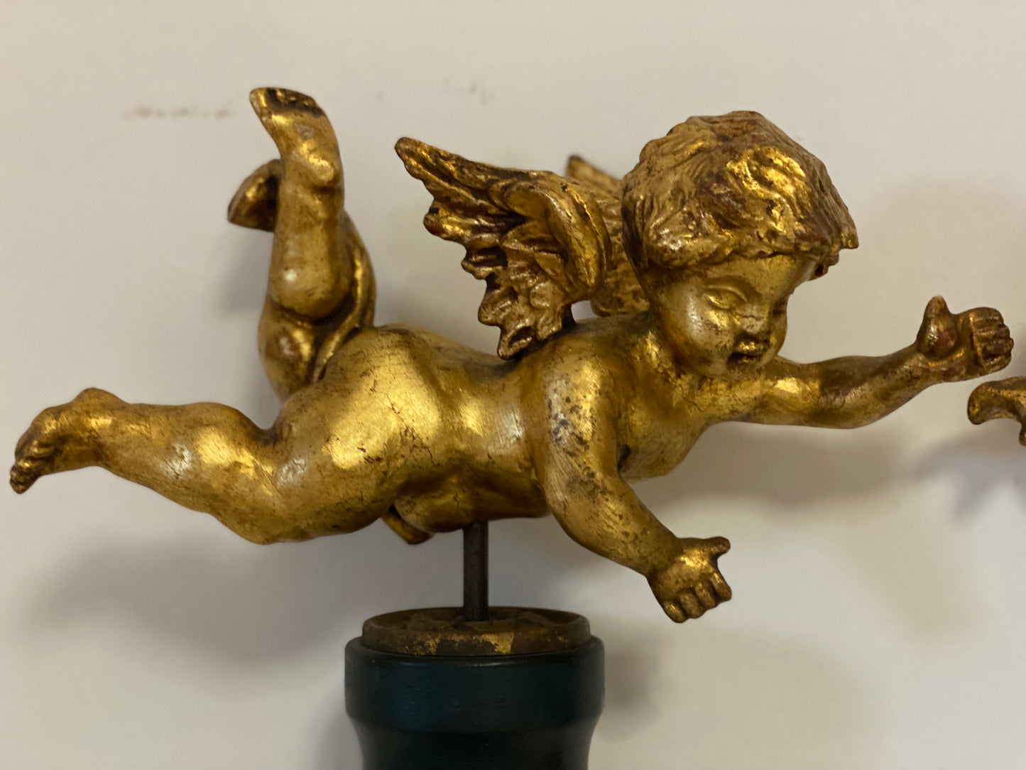 Coppia di angeli lignei in foglia oro . Fine XVIII secolo