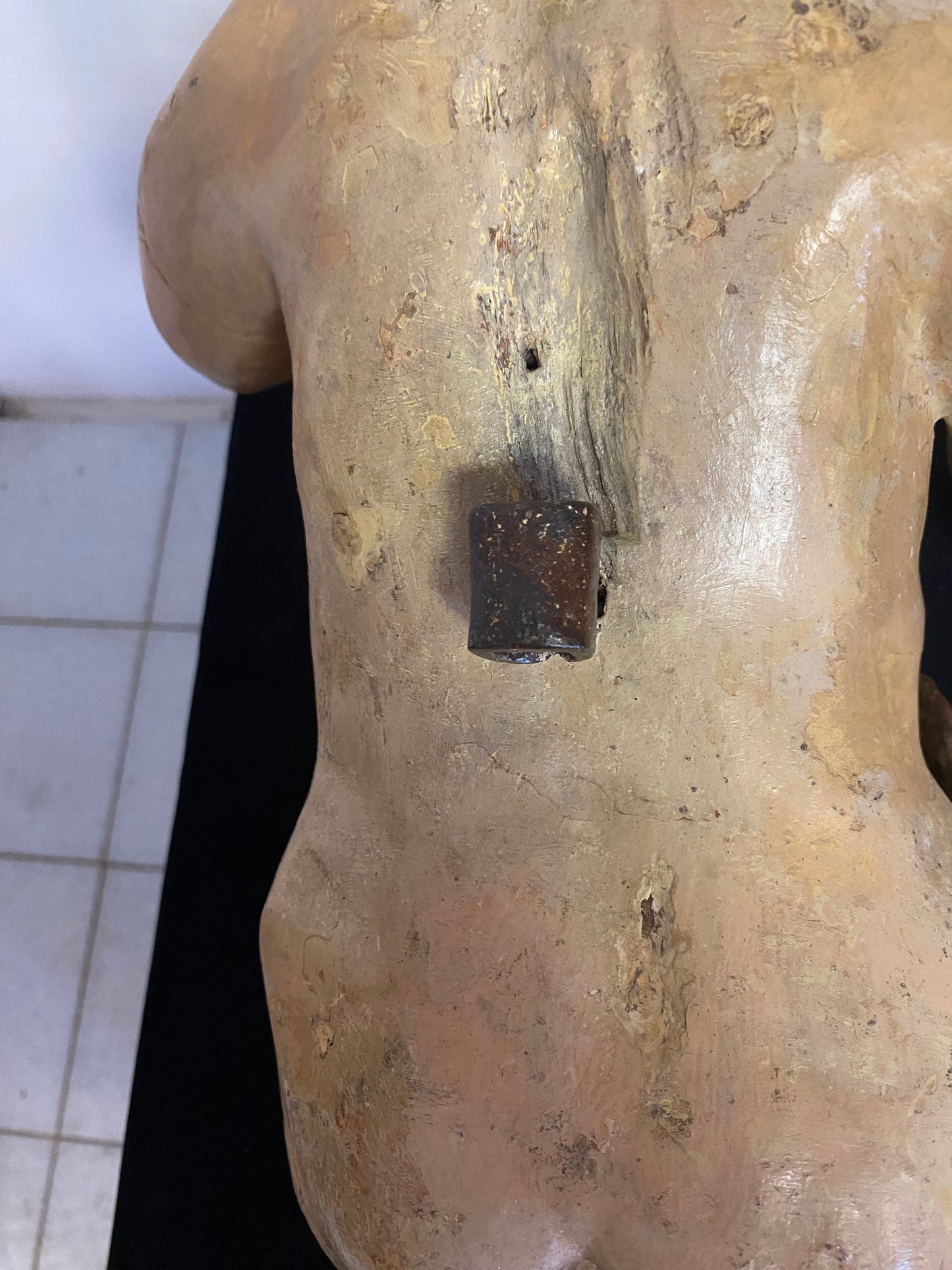Putto ligneo cherubino scolpito laccato e dorato . XVII secolo Lombardia