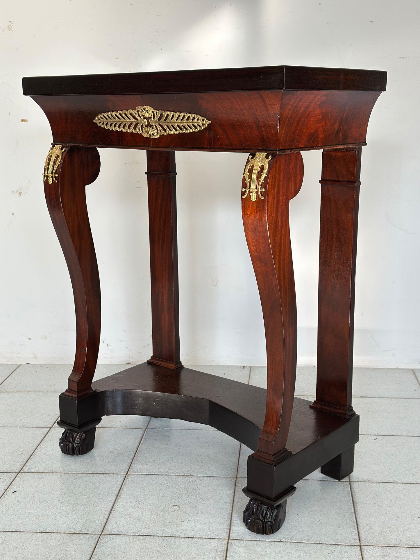 Piccola Consolle impero in mogano con fregi in bronzo dorato . Primi 800 restaurata