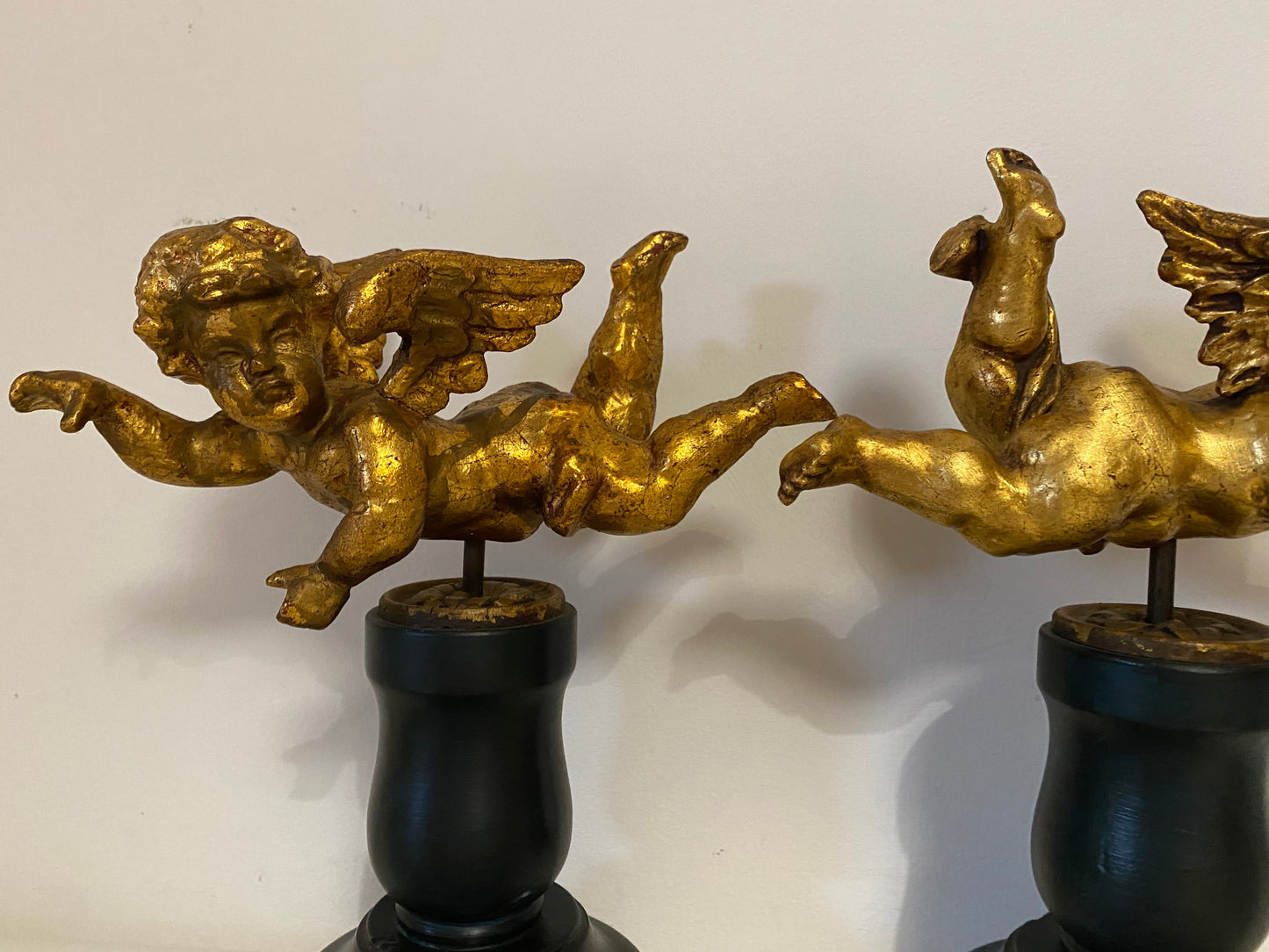 Coppia di angeli lignei in foglia oro . Fine XVIII secolo