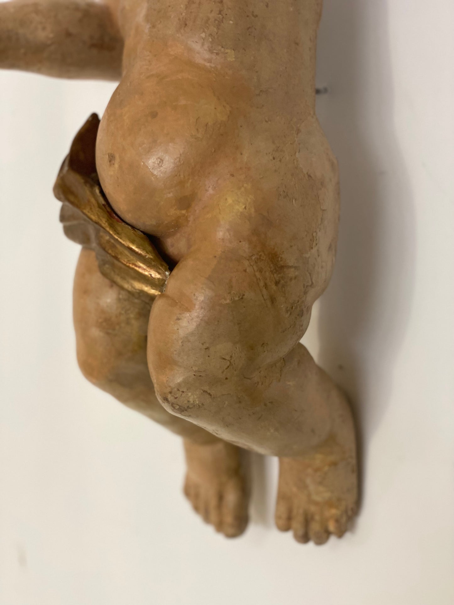 Putto ligneo cherubino scolpito laccato e dorato . XVII secolo Lombardia