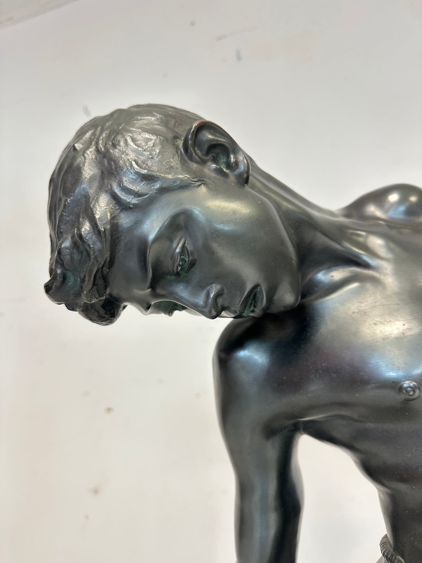 Fanciullo morso da un granchio . Bronzo. Altezza 103 cm
