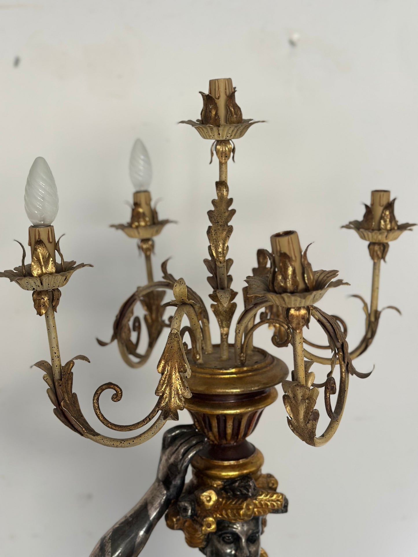 Lampada da terra. Moro di Venezia legno scolpito laccato dorato XX secolo