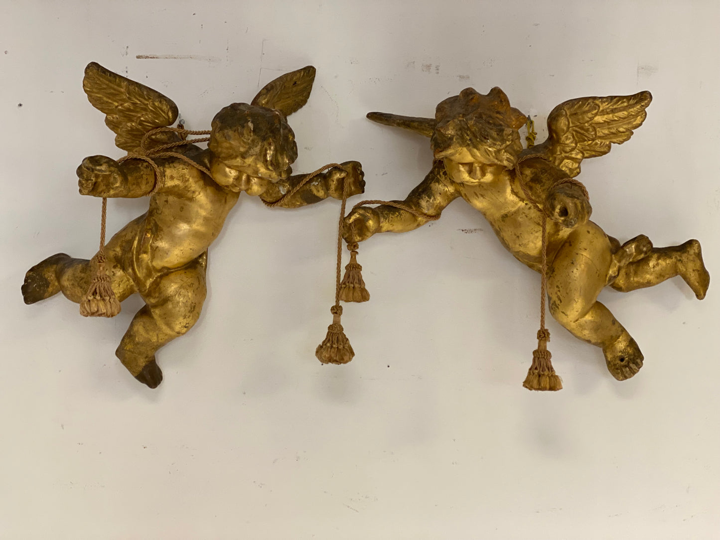 Coppia di angeli lignei alati e dorati . Roma fine 500
