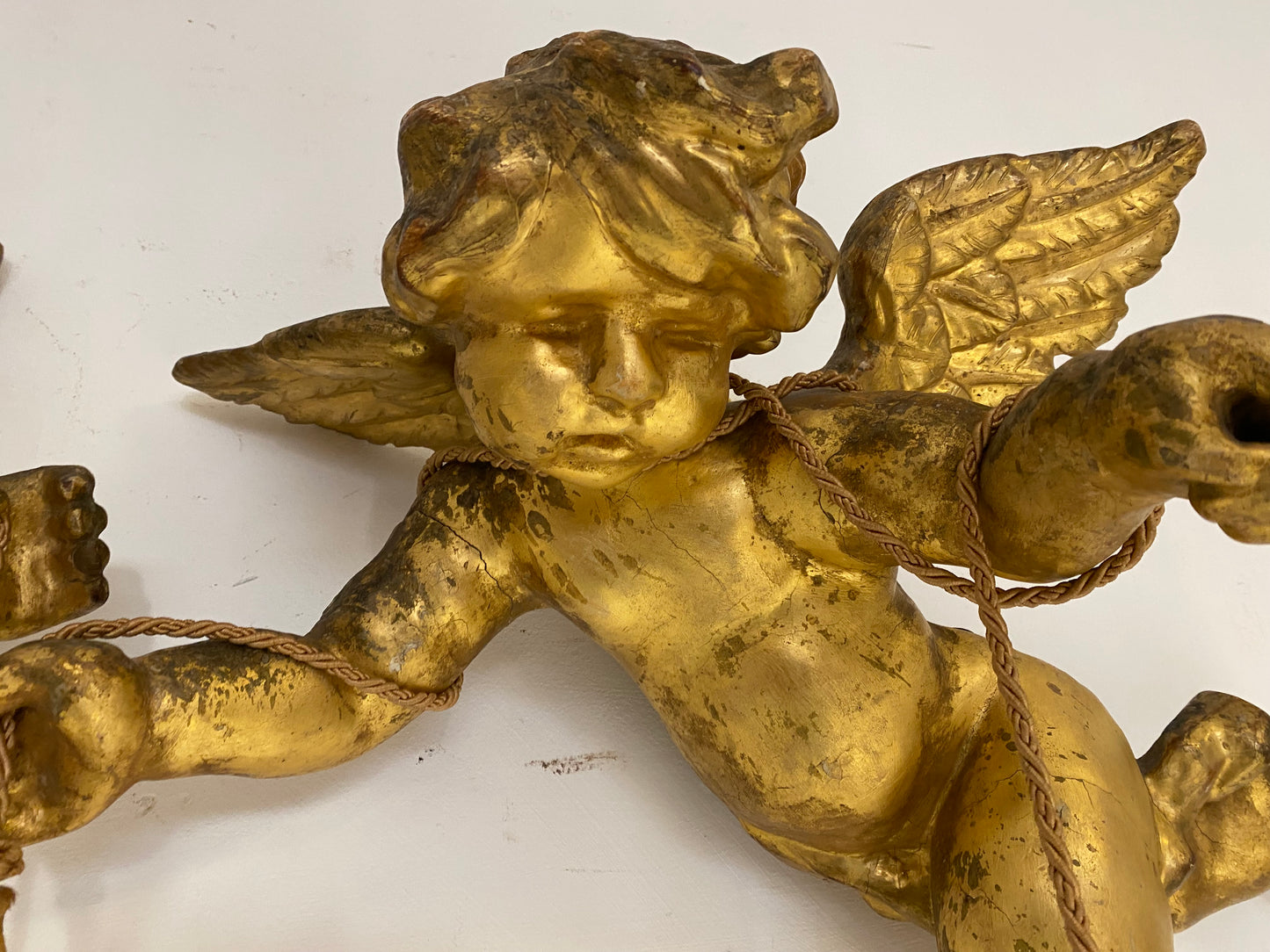 Coppia di angeli lignei alati e dorati . Roma fine 500