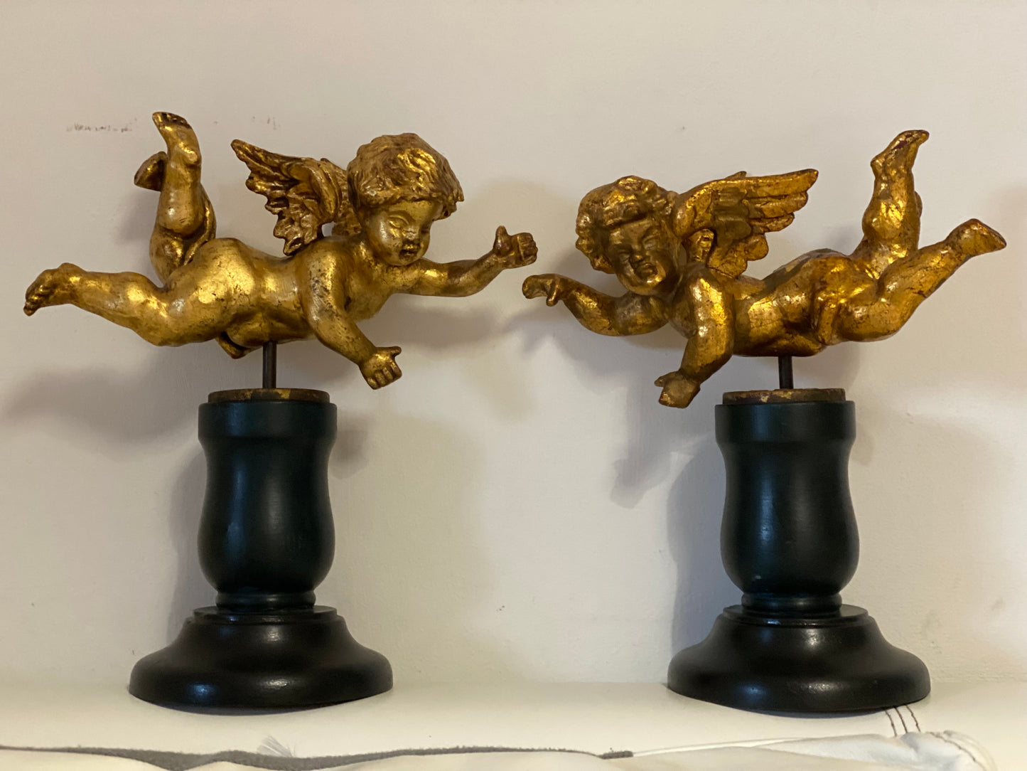 Coppia di angeli lignei in foglia oro . Fine XVIII secolo