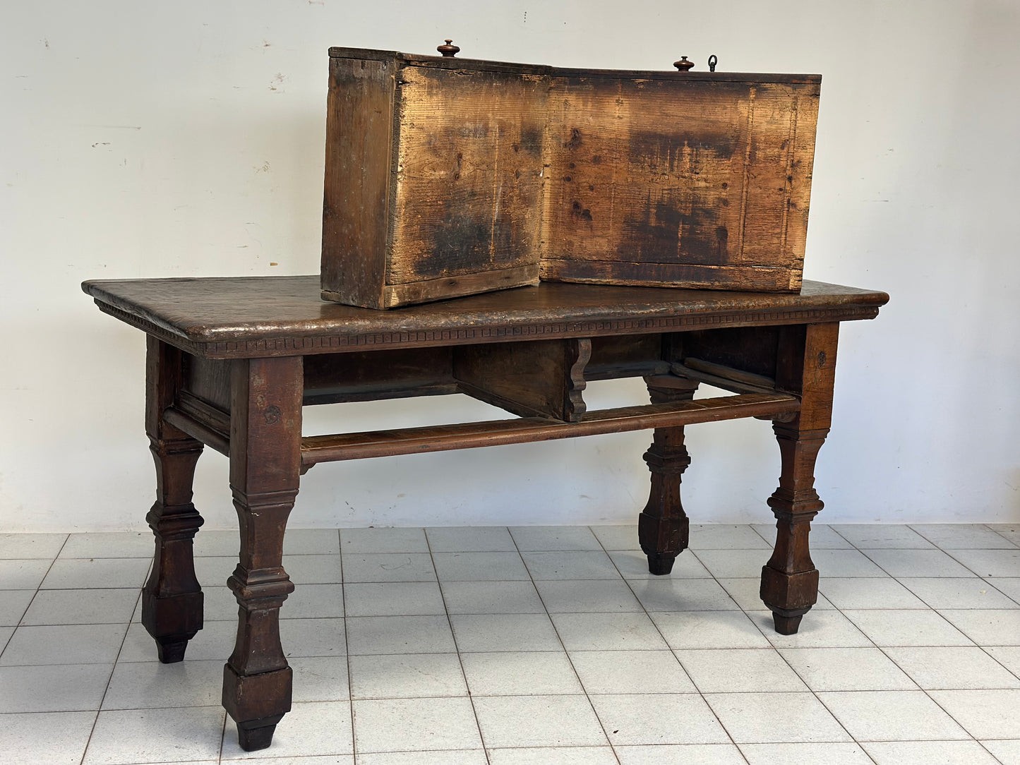 Tavolo scrittoio Luigi XIV . Lombardia inizio 600