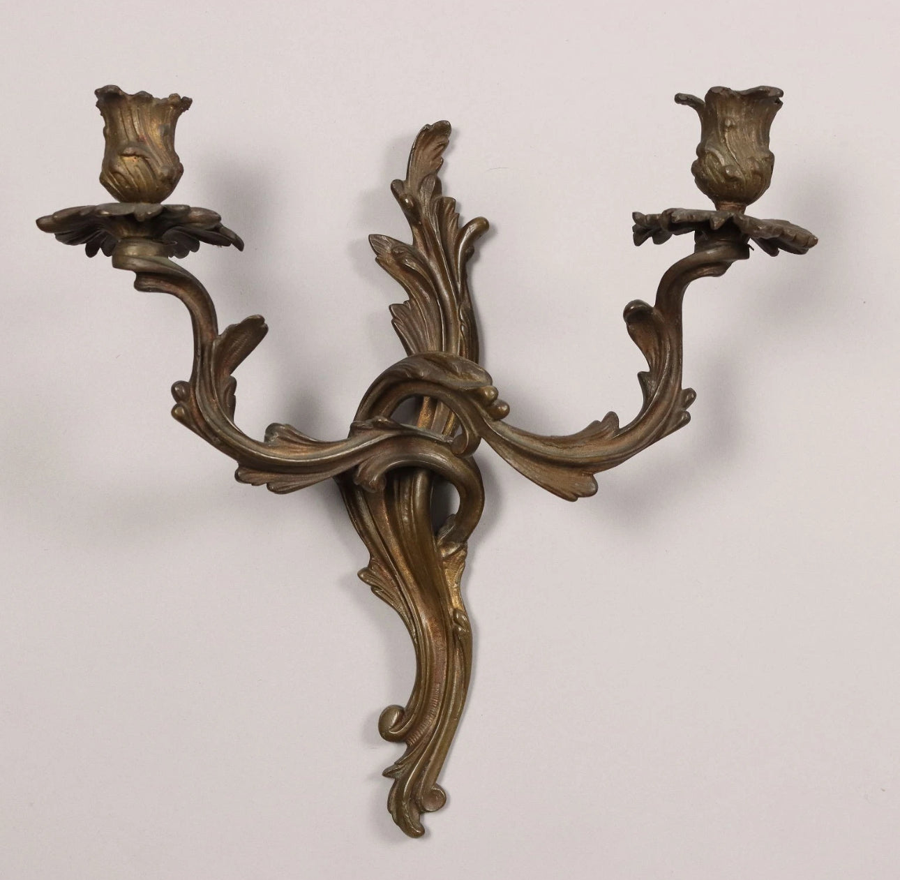 Gruppo di cinque applique a due luci in bronzo. XIX secolo