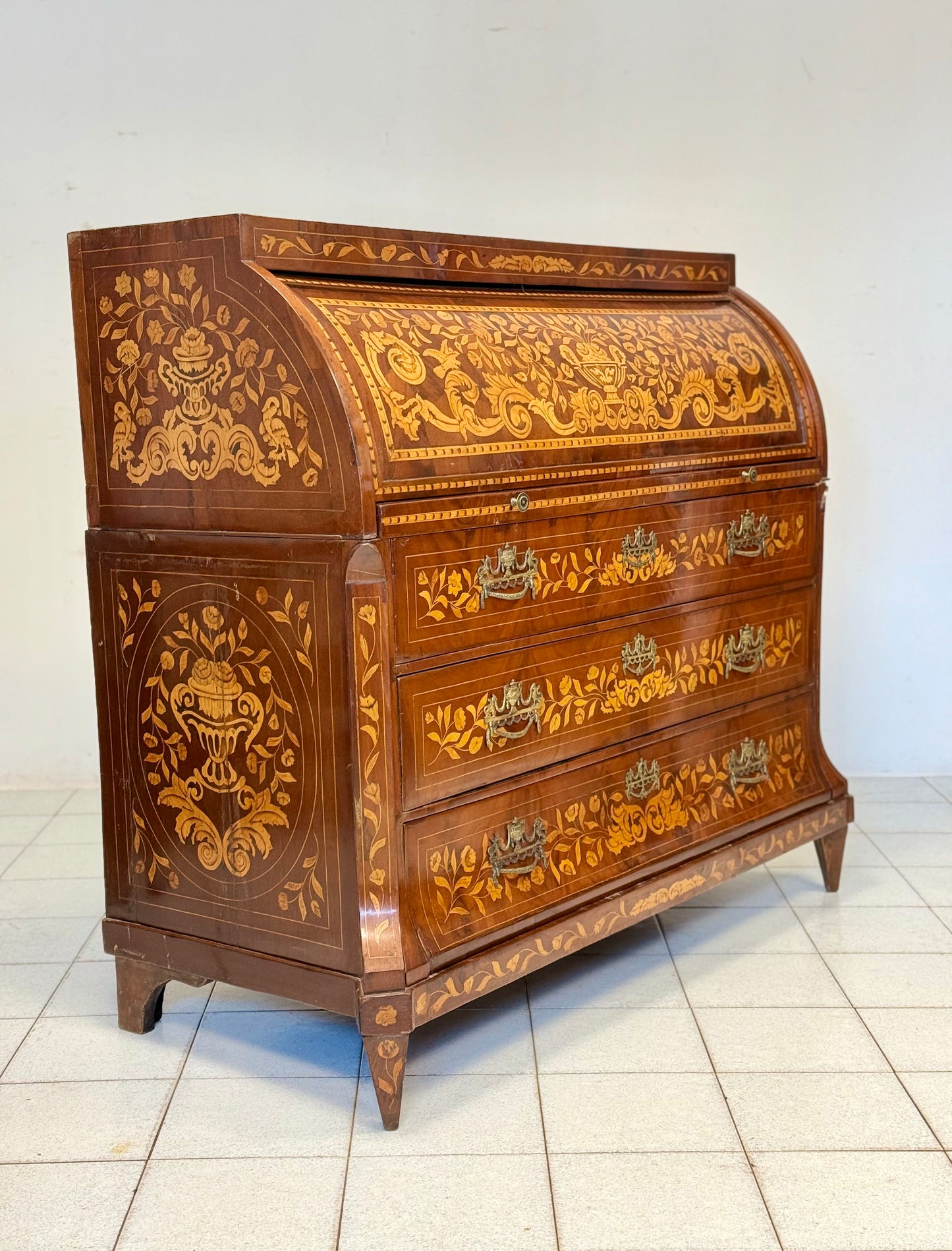 Cassettone ribalta a scrittoio . Olanda XVIII secolo