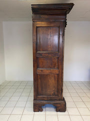 Armadio scolpito Luigi XIV . Genova prima metà 600