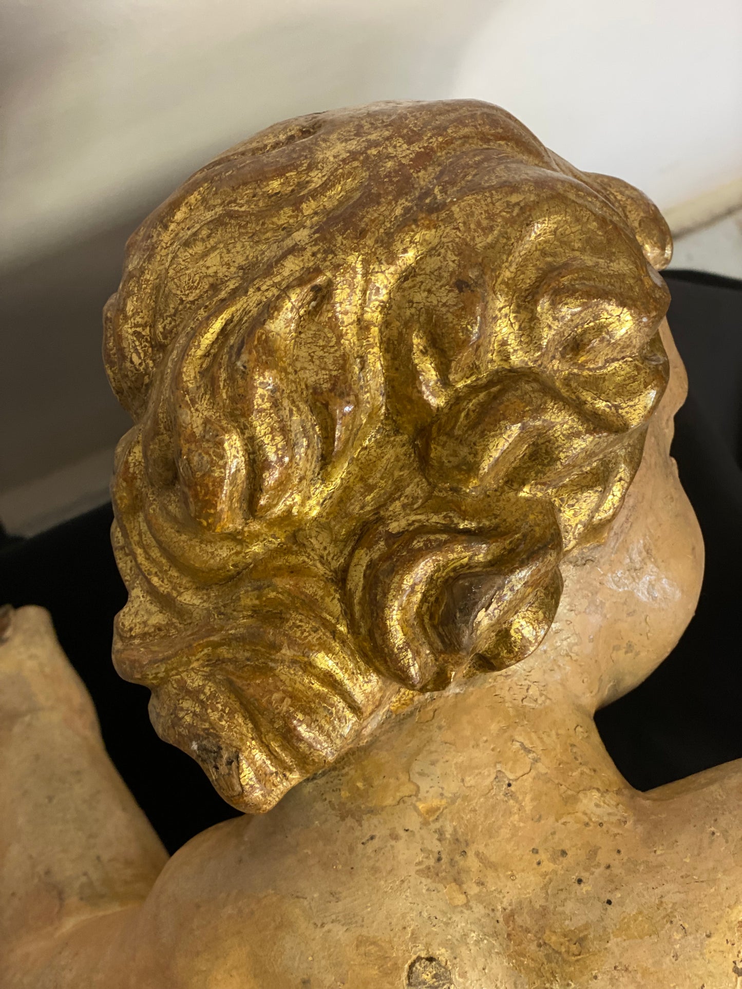 Putto ligneo cherubino scolpito laccato e dorato . XVII secolo Lombardia