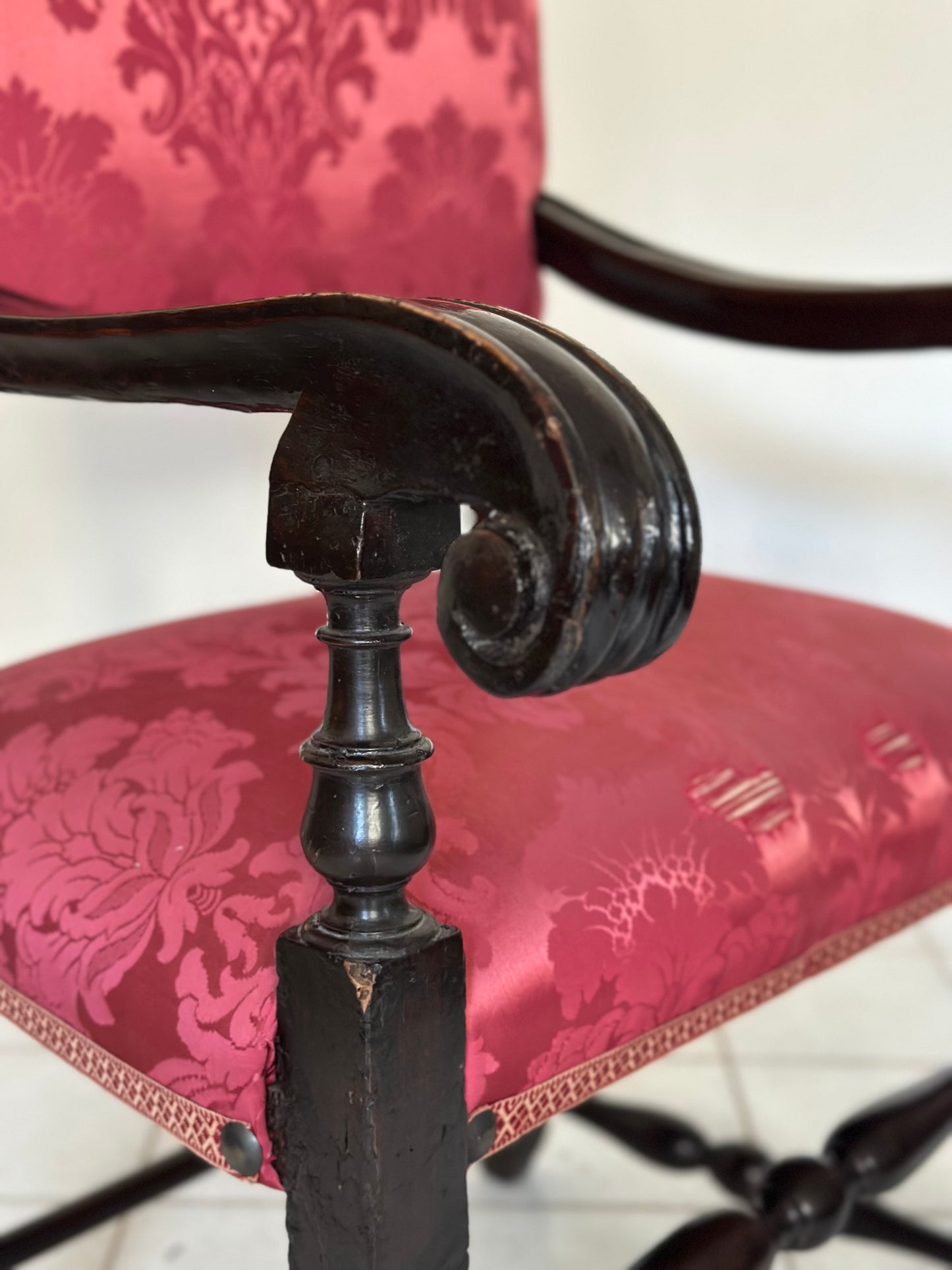 Trono seggiolone in noce . Bologna XVIII secolo