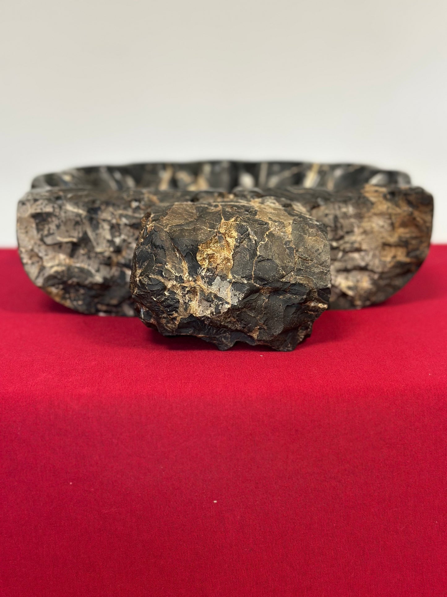 Acquasantiera in marmo nero del Belgio. XIX secolo