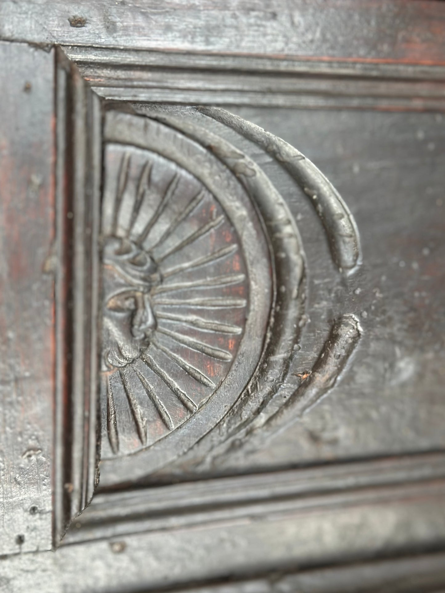 Modellino di cassapanca scolpita e intagliata. Lombardia fine 500