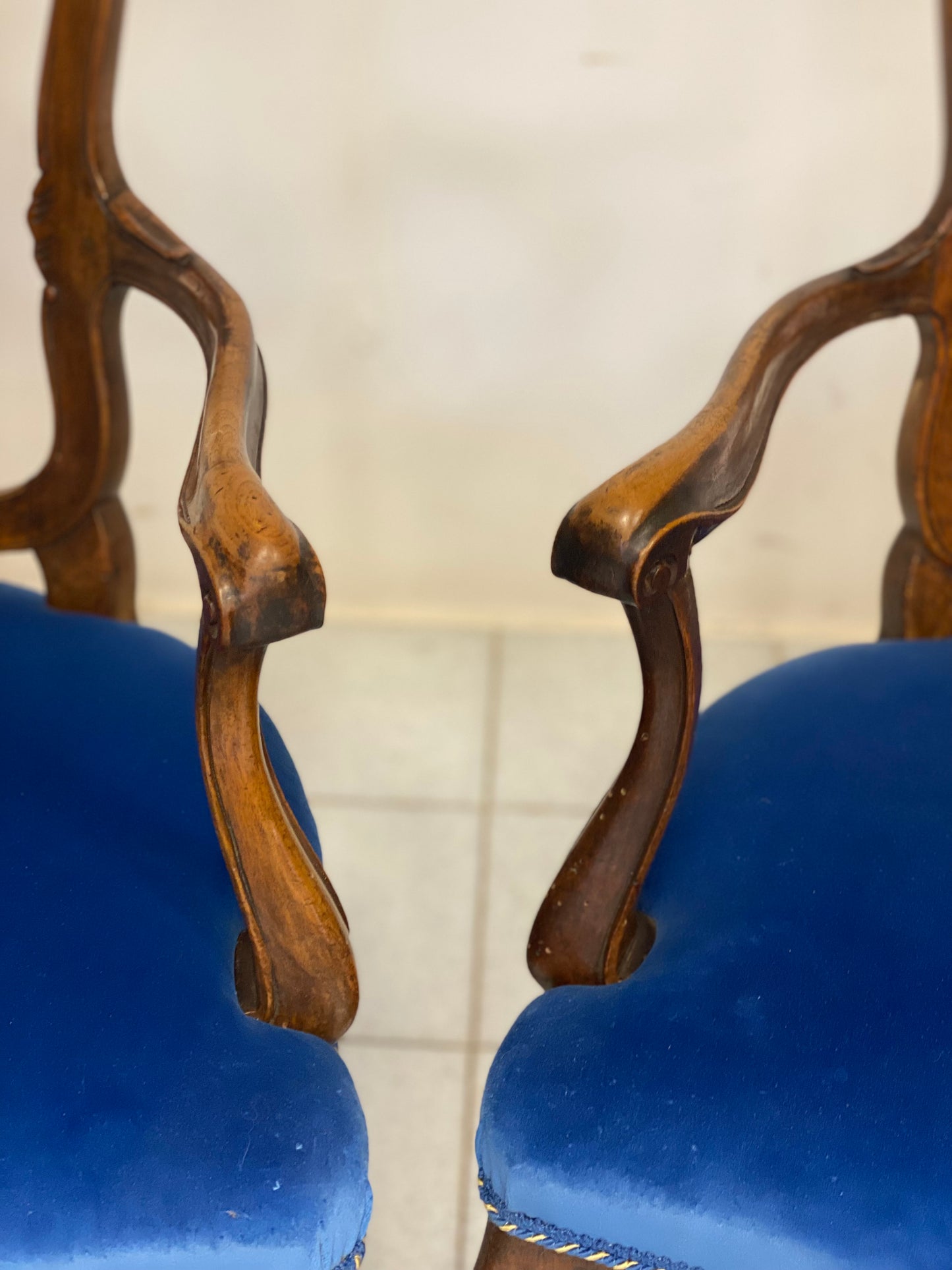 Coppia di poltrone in noce . Venezia XIX secolo