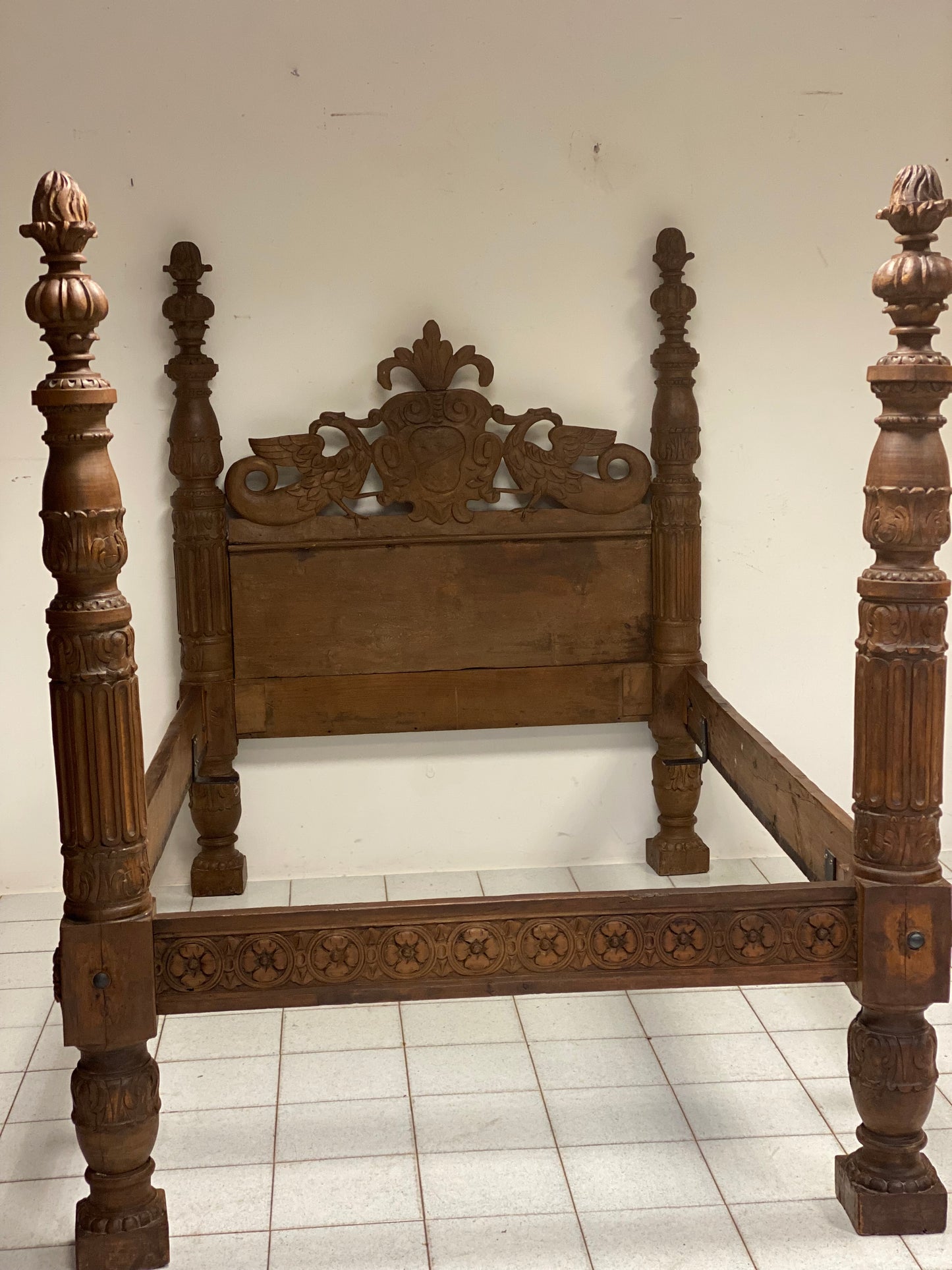Letto lombardo a colonne in noce . XVII secolo