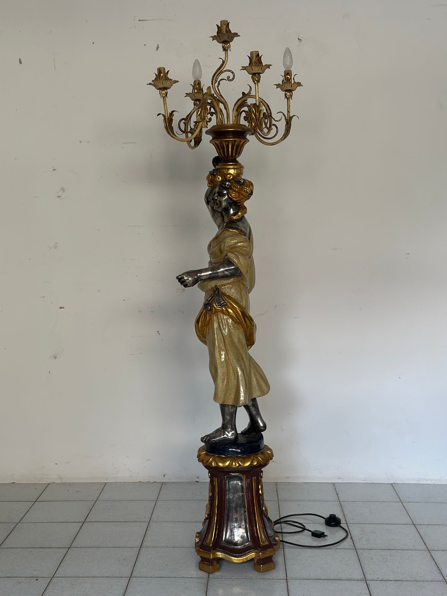 Lampada da terra. Moro di Venezia legno scolpito laccato dorato XX secolo