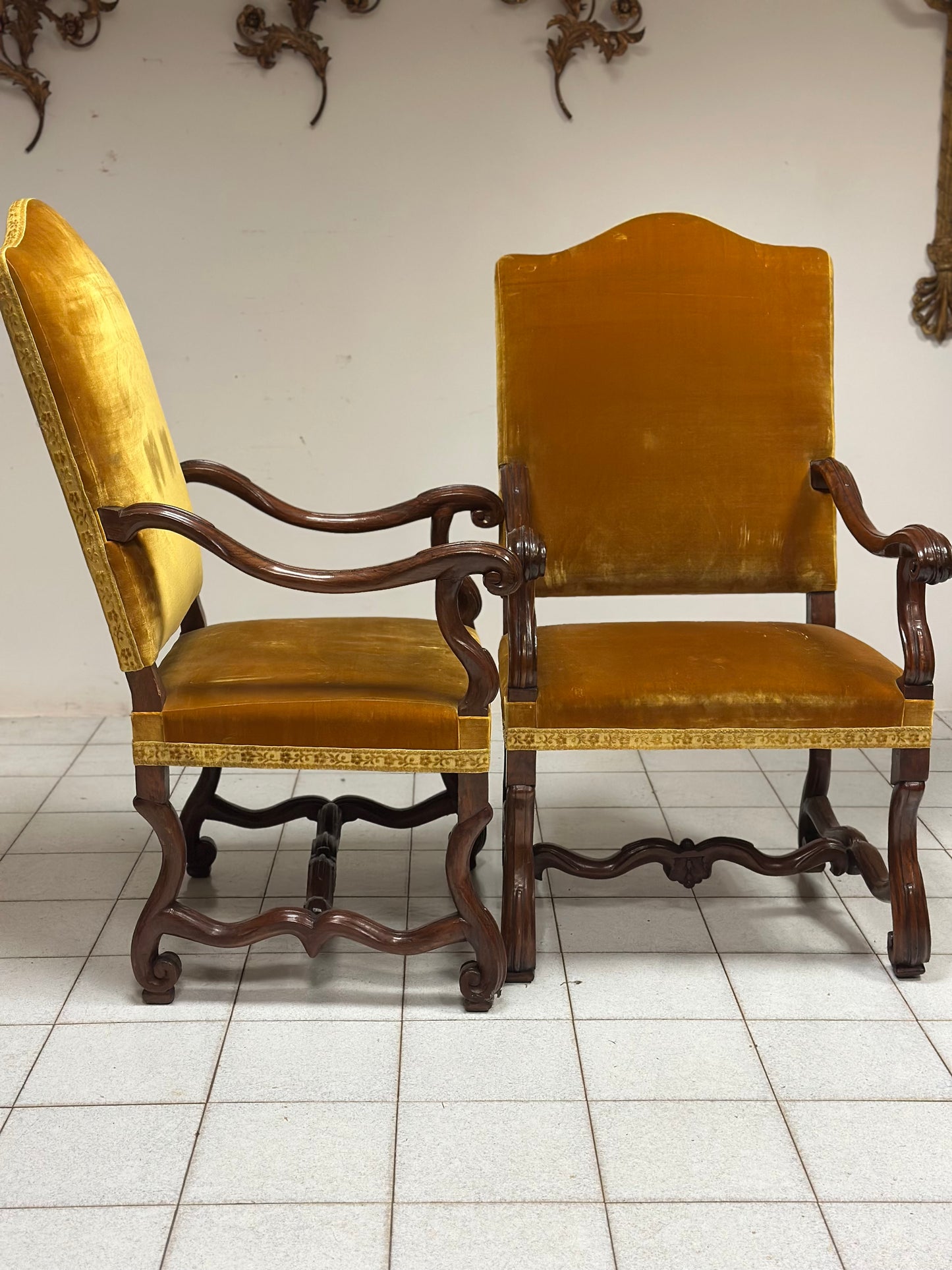 Coppia di troni a ossa di montone . Lombardia fine 600