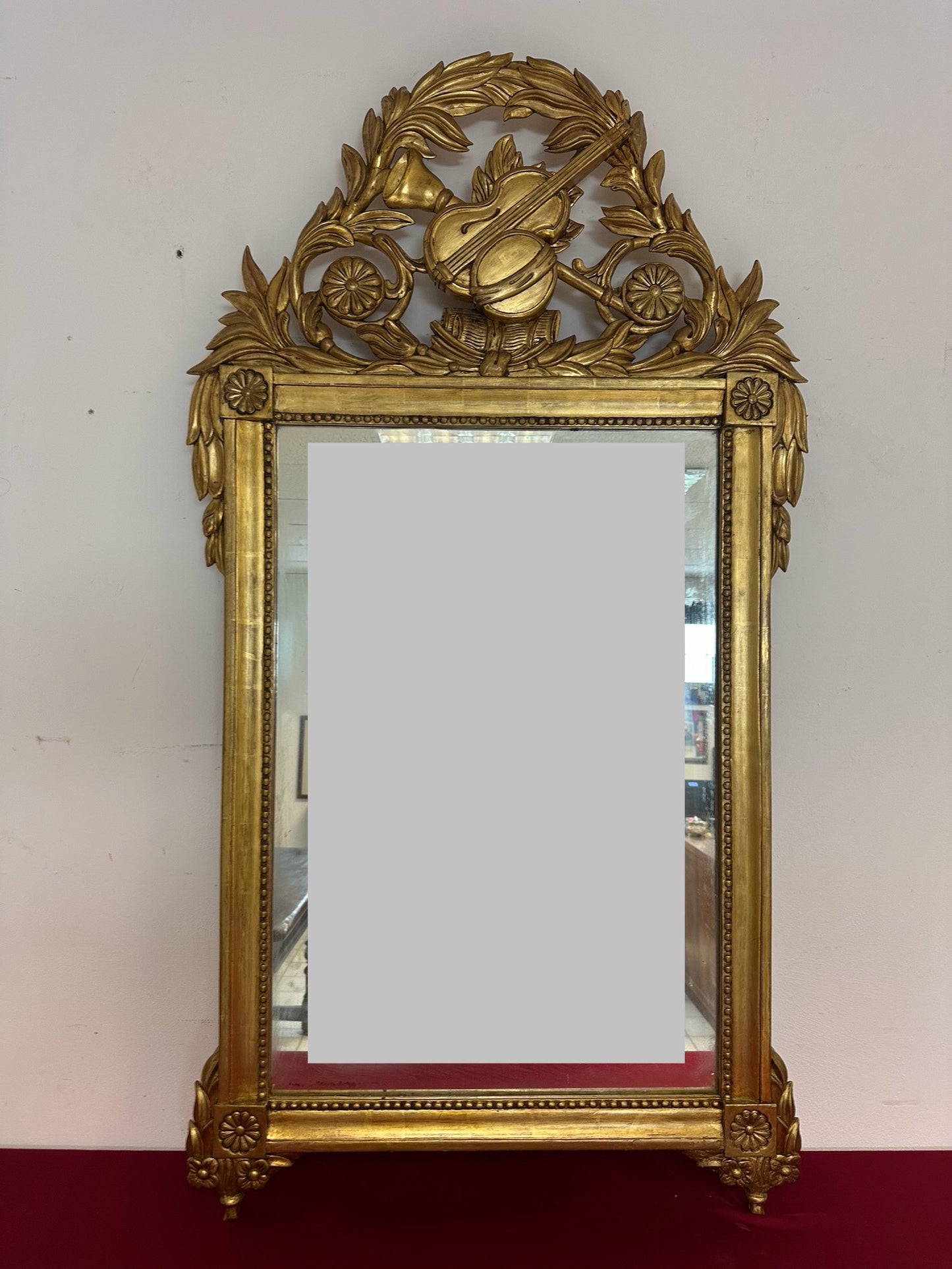Specchiera in legno intagliato e dorato a foglia. Toscana epoca impero prima metà 800