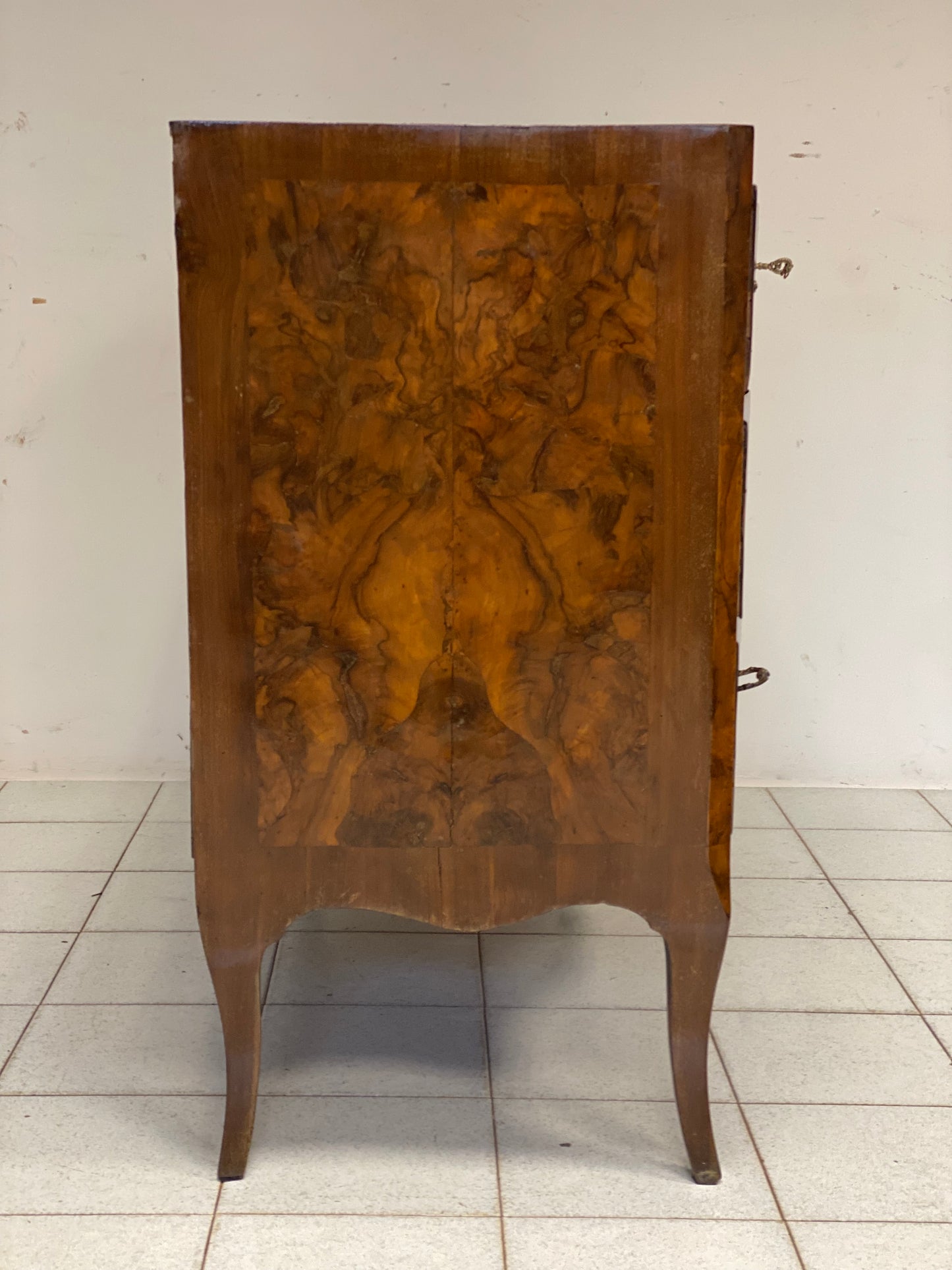 Cassettone bombato a balestra Luigi XV . Venezia 1740
