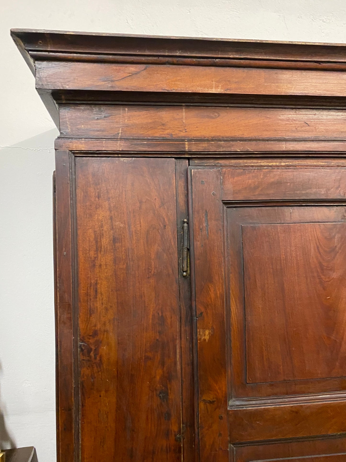 Armadio lombardo in noce con porte laterali .Cremona primi 700