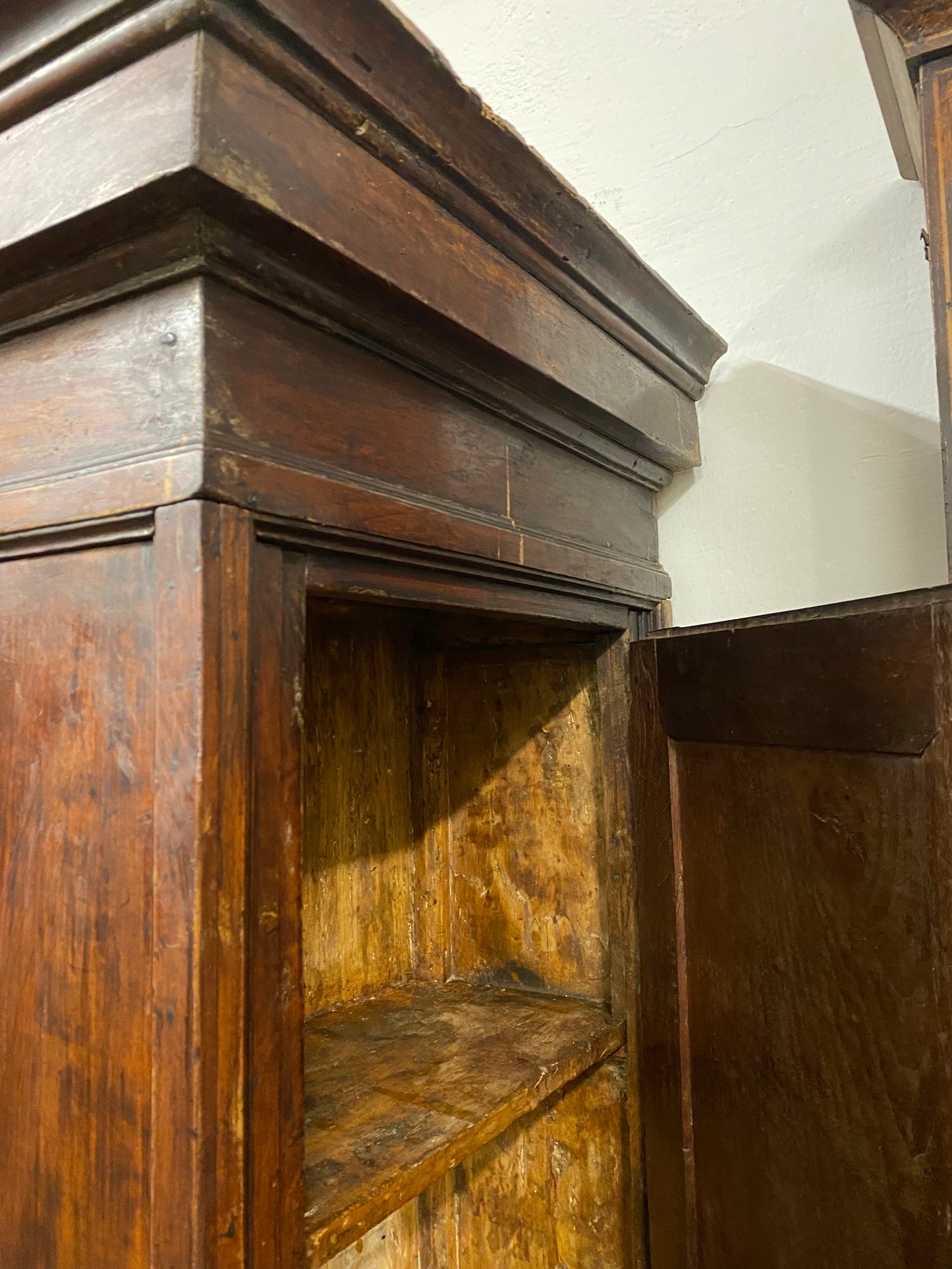 Armadio lombardo in noce con porte laterali .Cremona primi 700