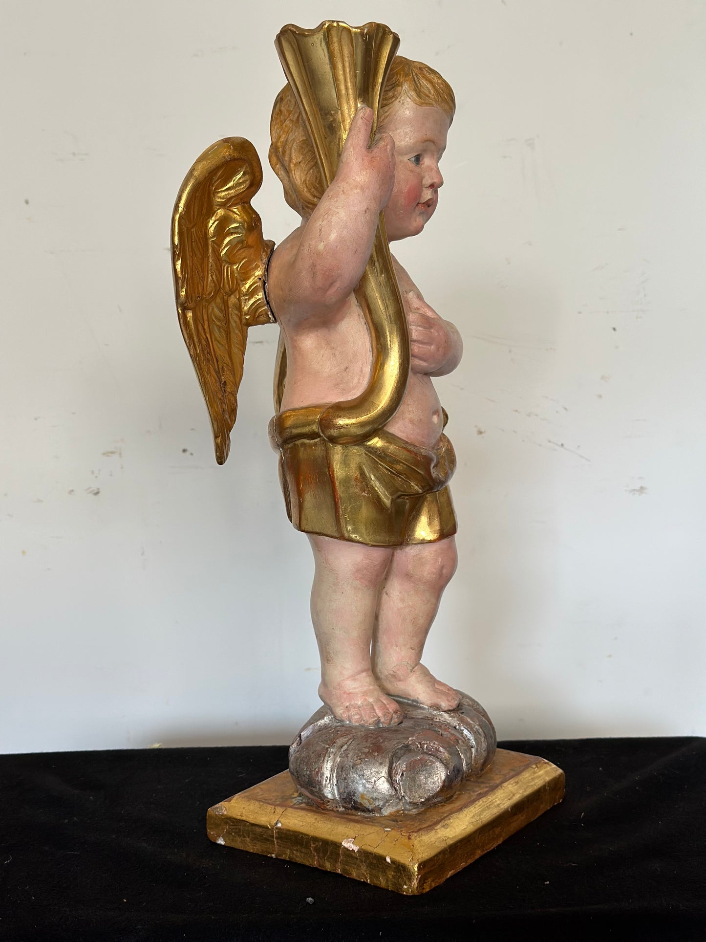 Angelo reggicornucopia in legno intagliato dorato. XVIII secolo.
