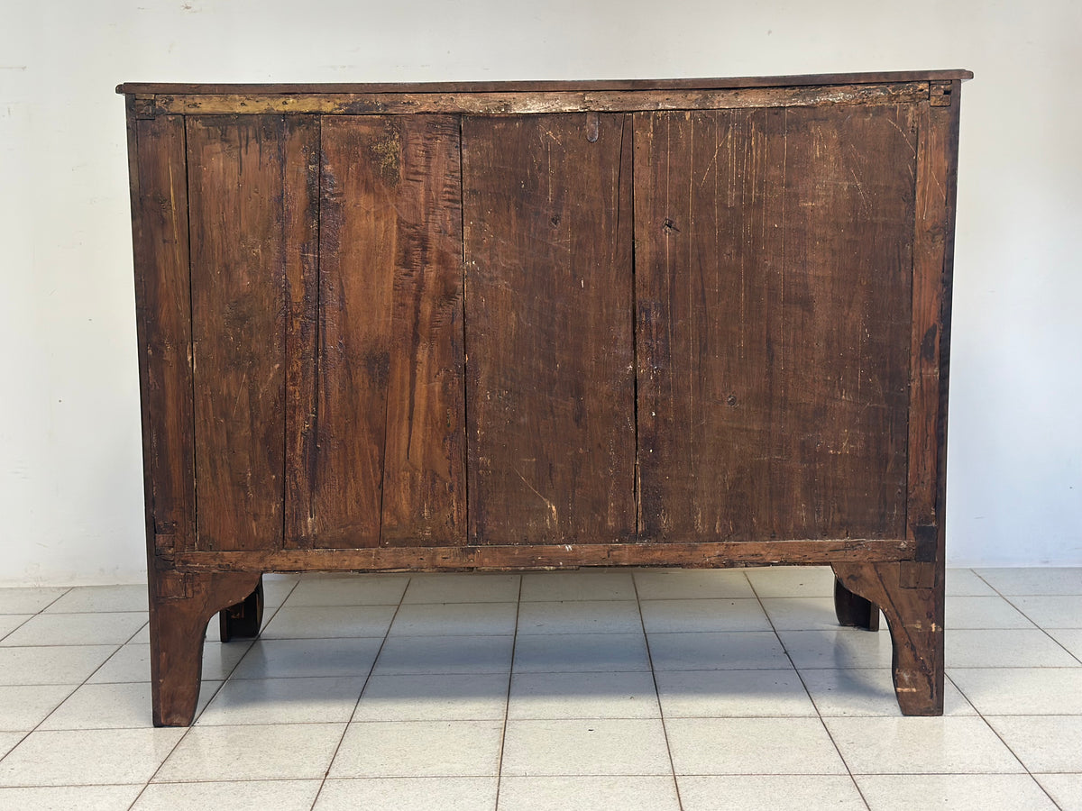 Cassettone Luigi XV lombardo sagomato . XVIII secolo. Restaurato