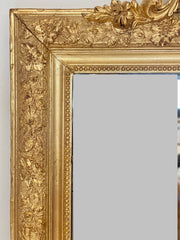 Specchiera lombarda dorata e intagliata con cimasa traforata. XIX secolo