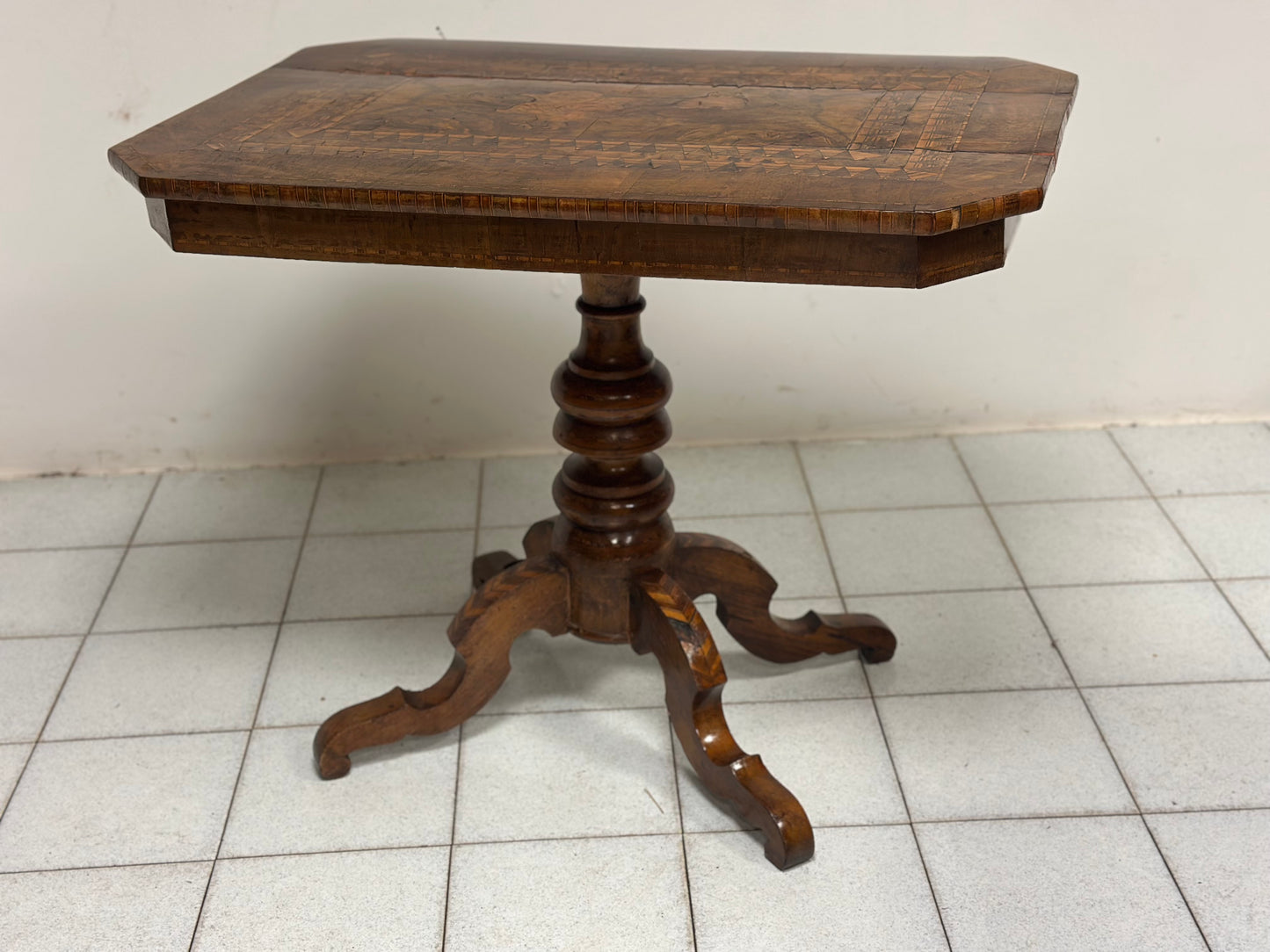 Tavolo intarsiato . Rolo XIX secolo