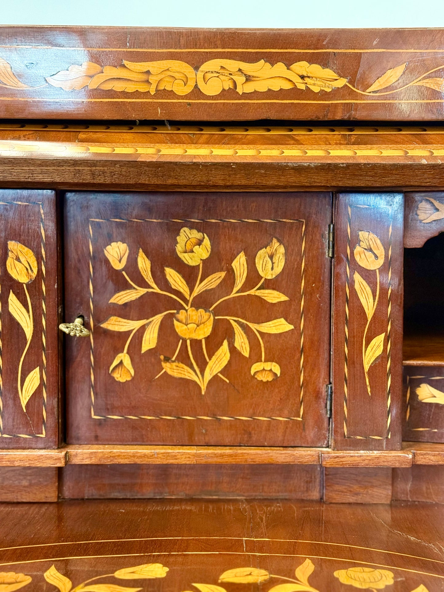 Cassettone ribalta a scrittoio . Olanda XVIII secolo