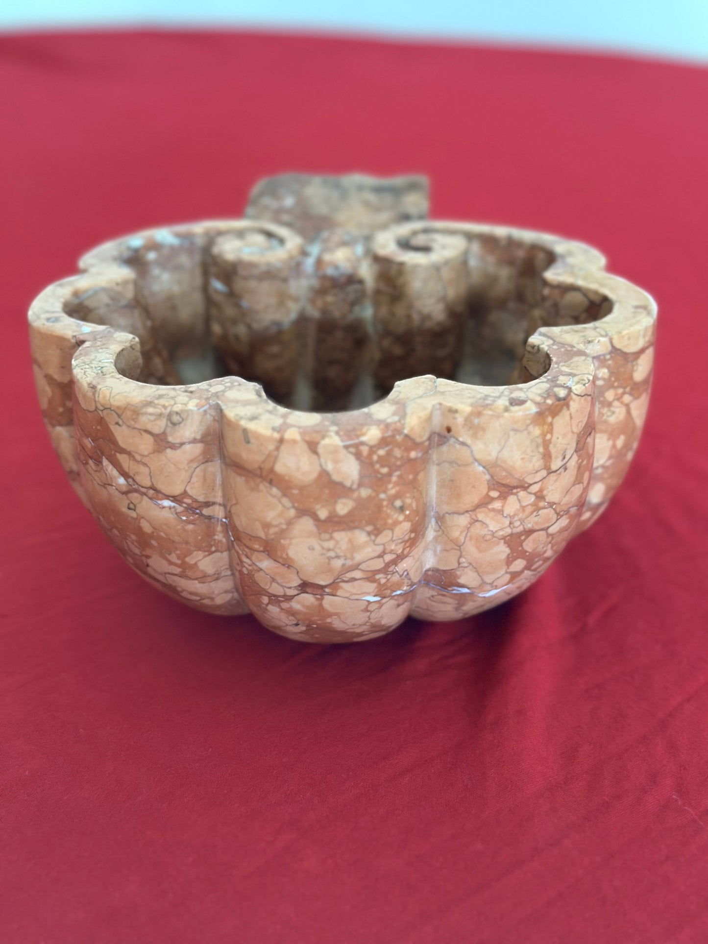 Acquasantiera con forma a conchiglia fine 800 marmo rosso Verona