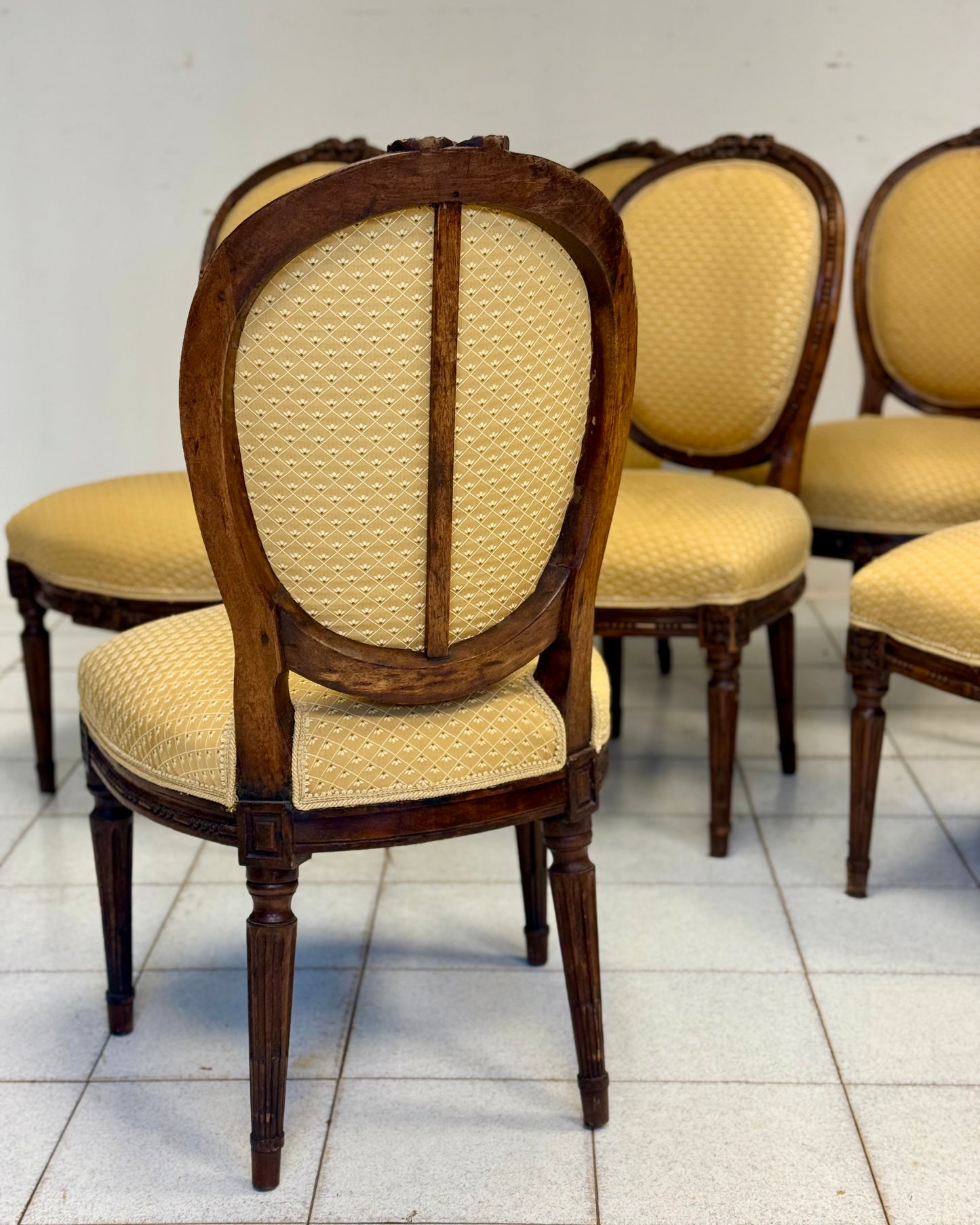 Gruppo di sei sedie Luigi XVI in noce intagliato. XVIII secolo