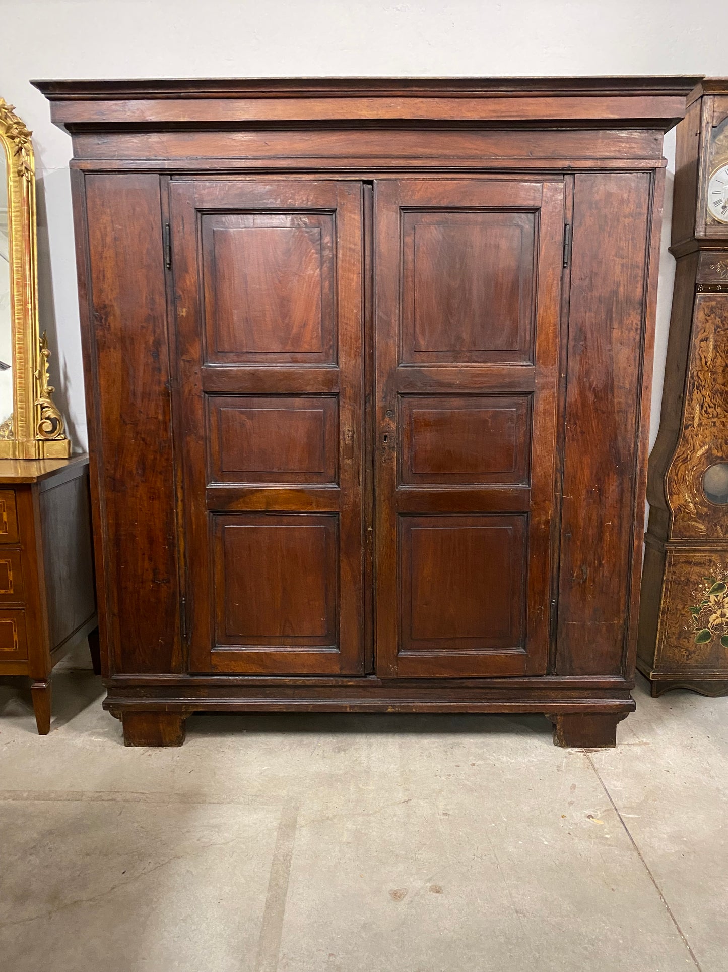 Armadio lombardo in noce con porte laterali .Cremona primi 700